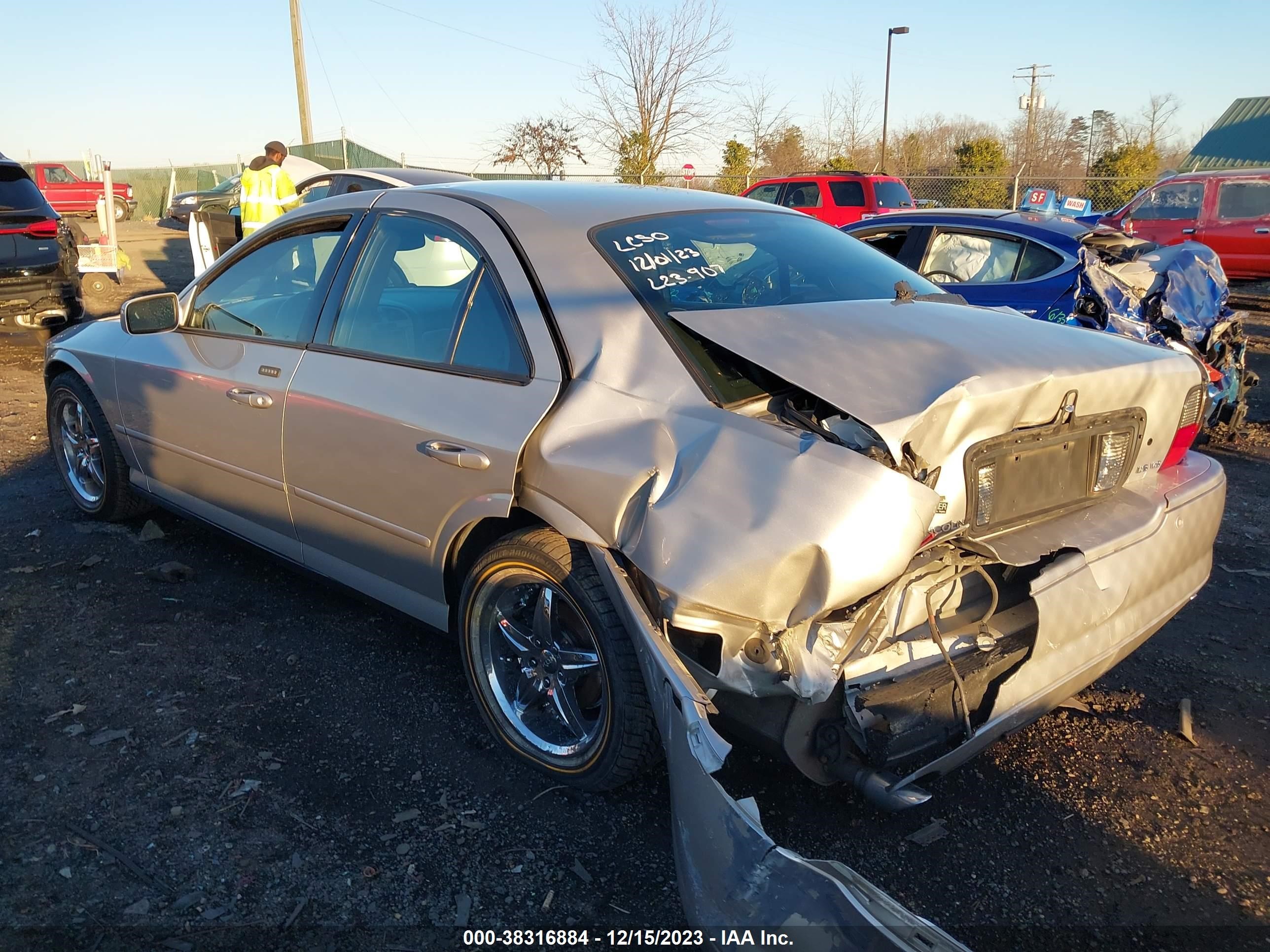 Photo 2 VIN: 1LNHM87A25Y655768 - LINCOLN LS 