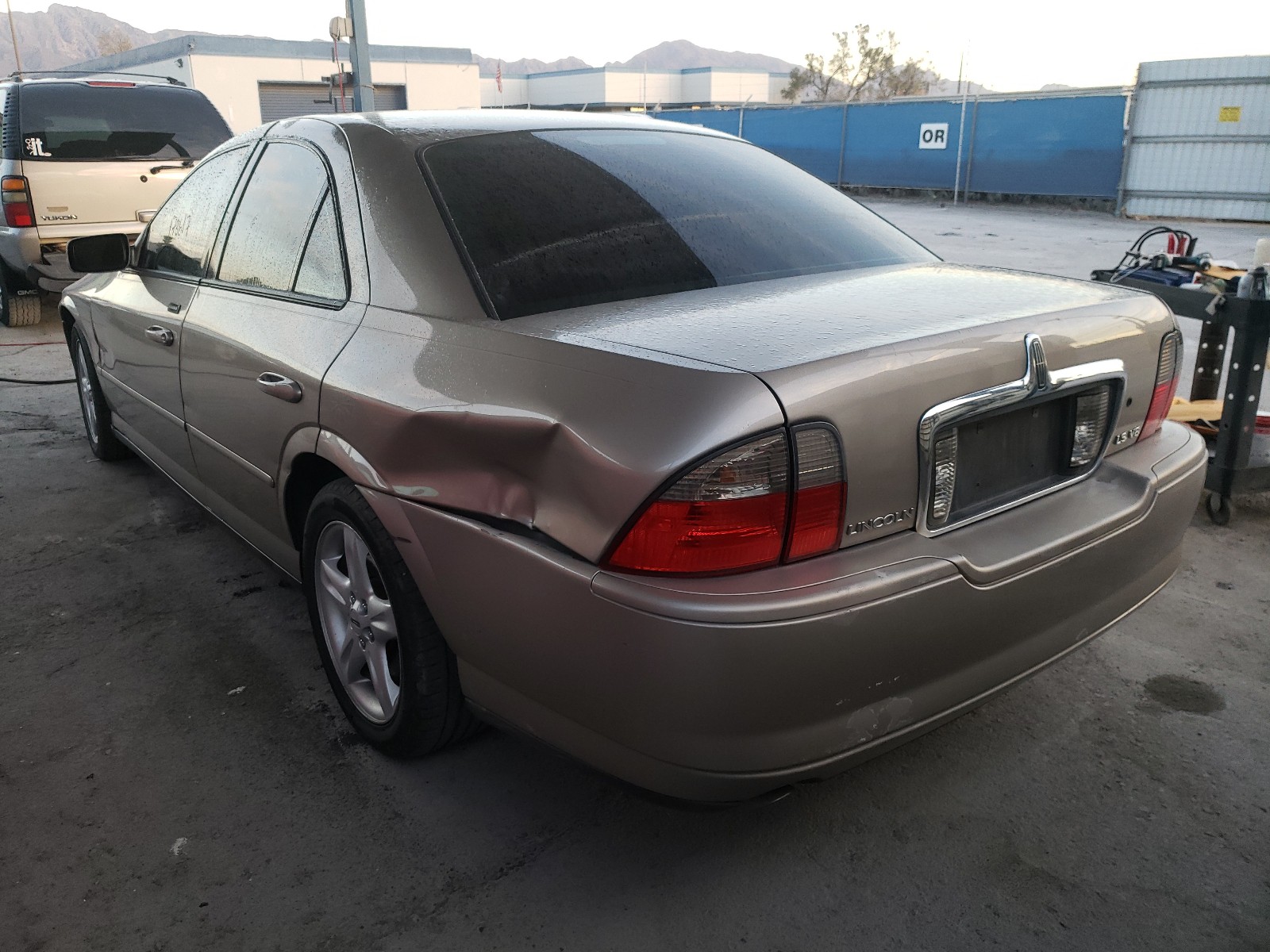 Photo 2 VIN: 1LNHM87A33Y690963 - LINCOLN LS 