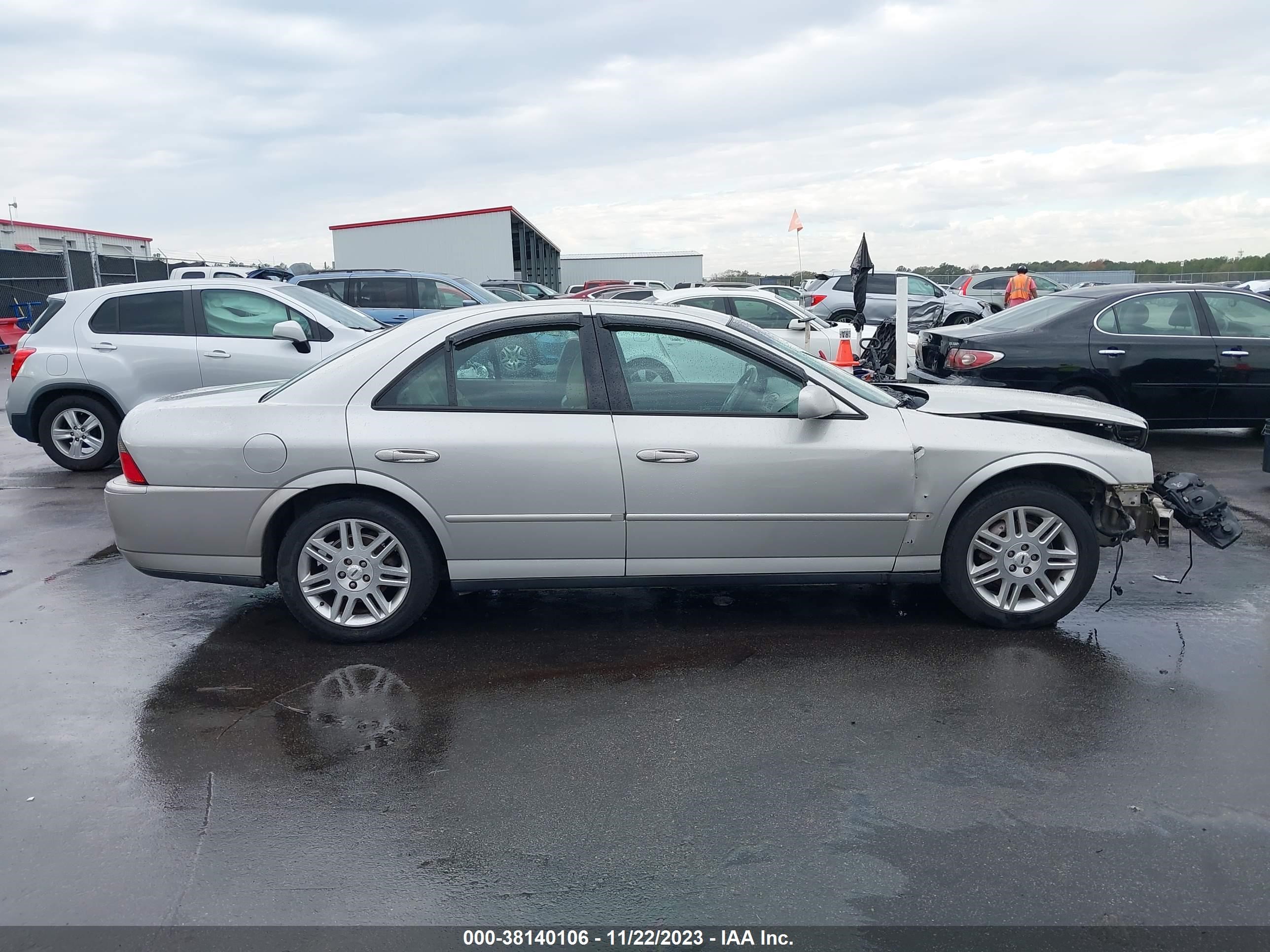 Photo 13 VIN: 1LNHM87A35Y605378 - LINCOLN LS 