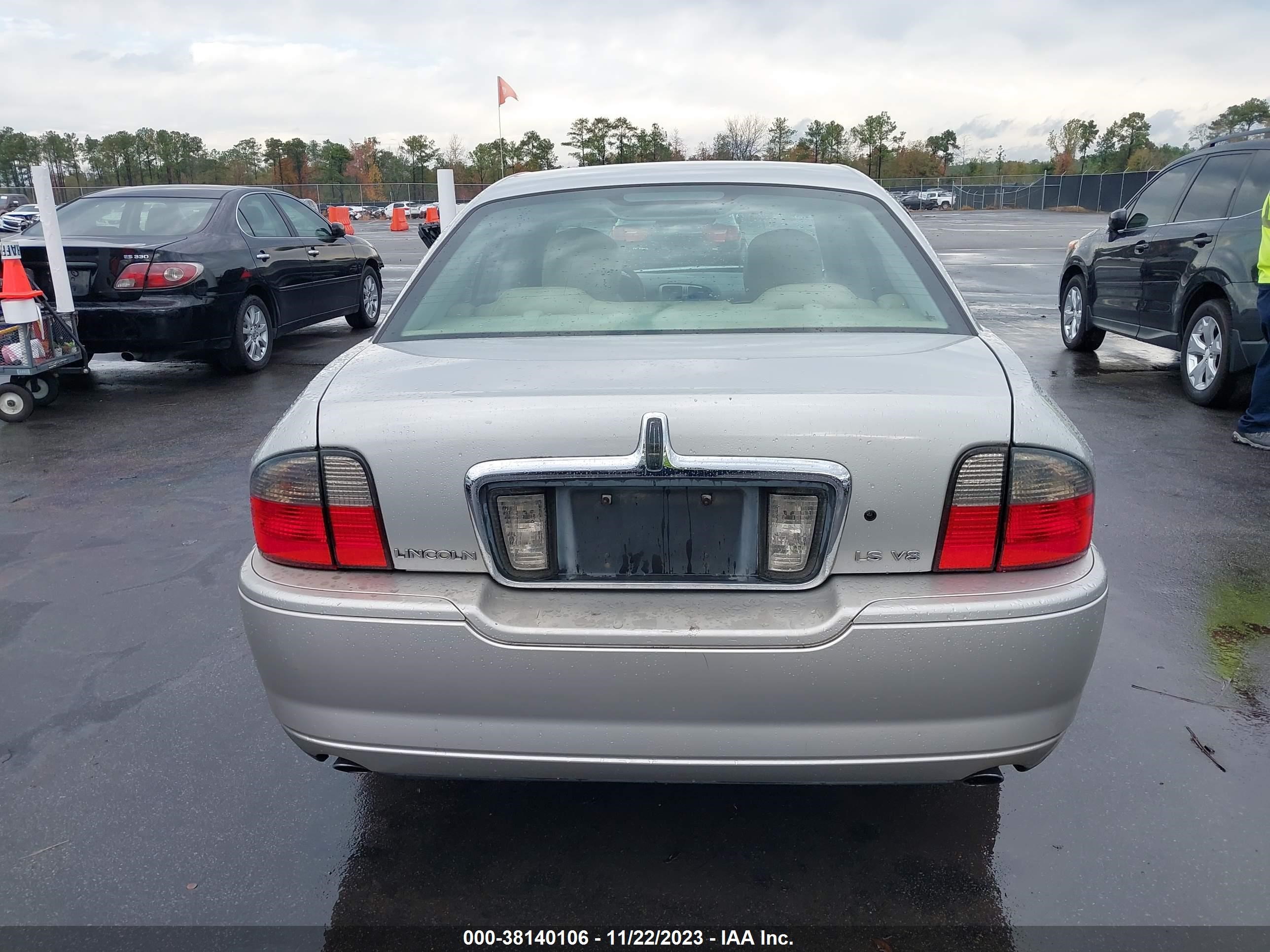 Photo 16 VIN: 1LNHM87A35Y605378 - LINCOLN LS 