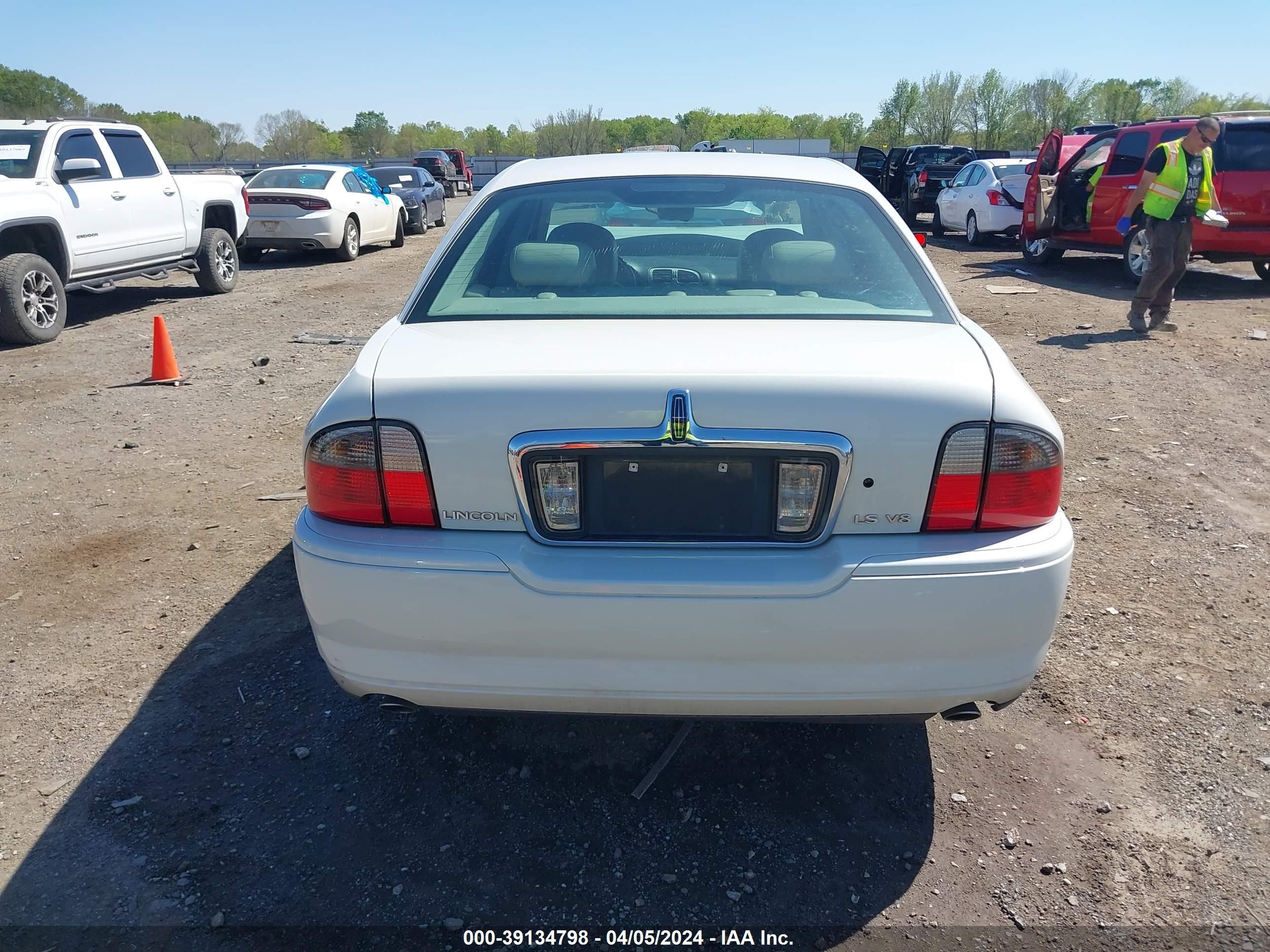 Photo 14 VIN: 1LNHM87A53Y705513 - LINCOLN LS 