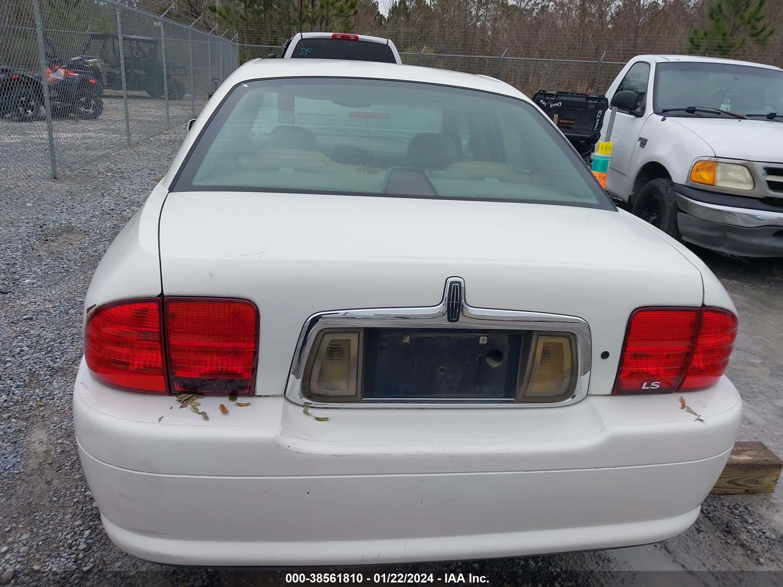 Photo 5 VIN: 1LNHM87A5YY905671 - LINCOLN LS 