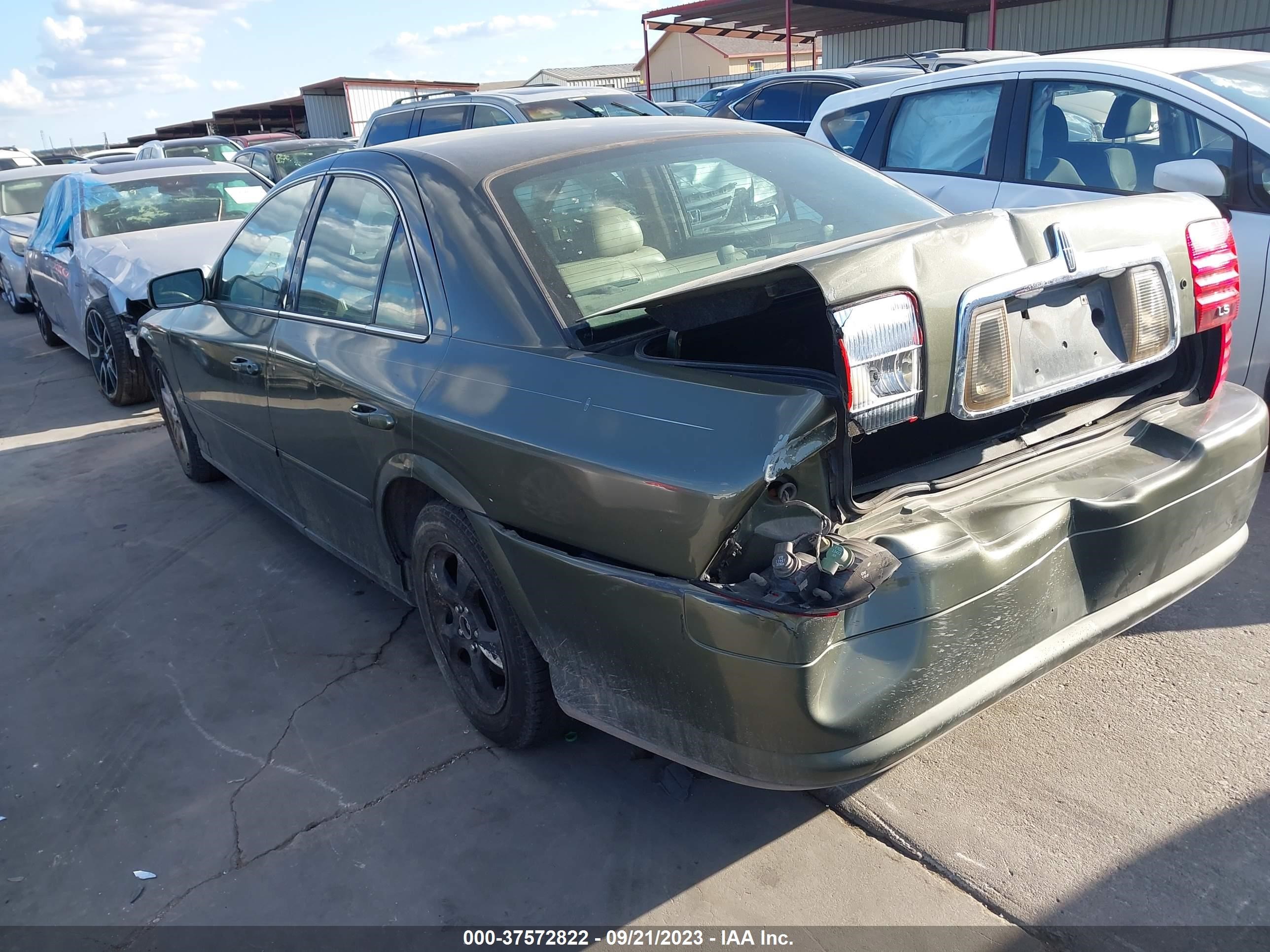 Photo 2 VIN: 1LNHM87A7YY897928 - LINCOLN LS 