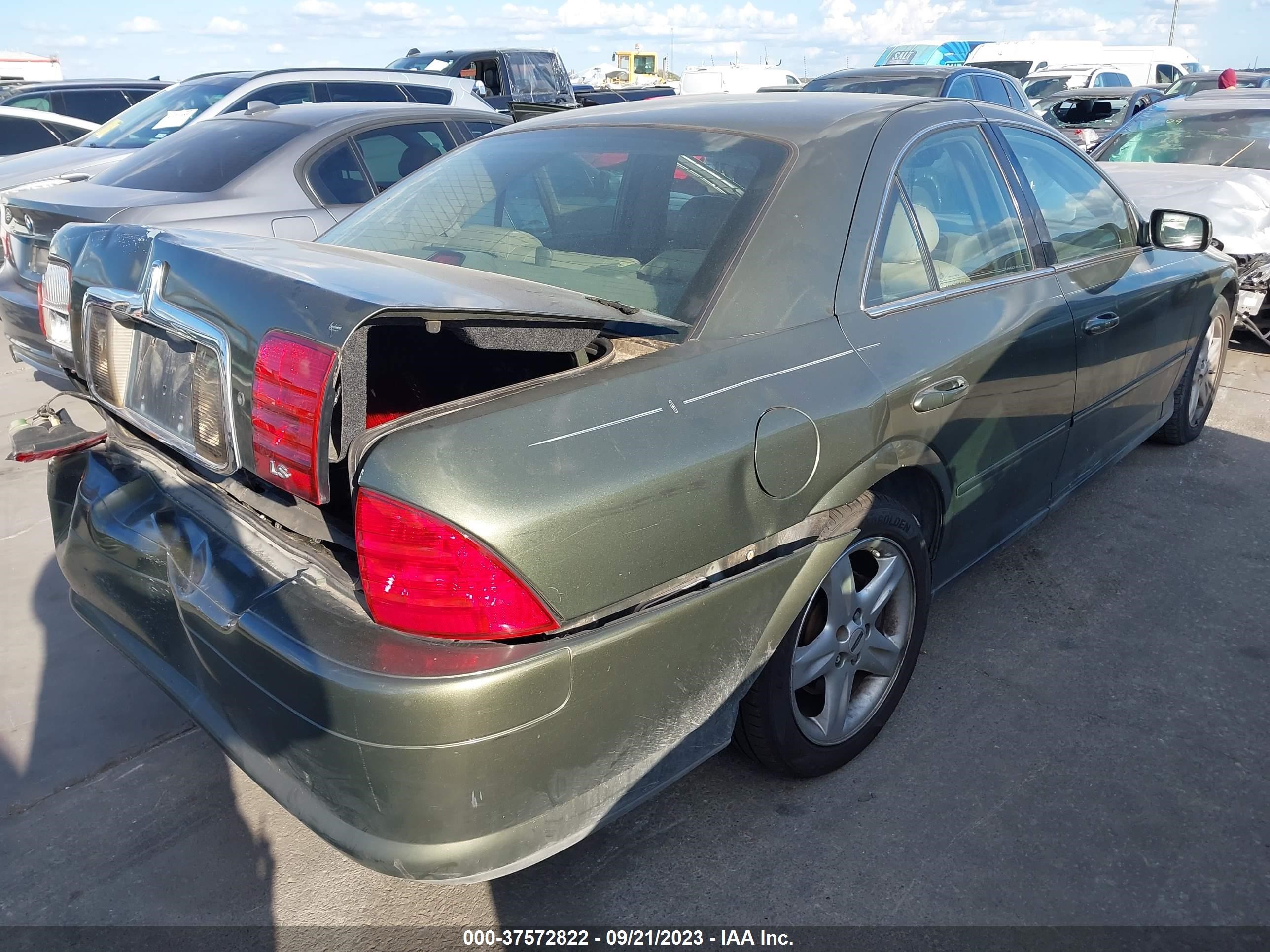 Photo 3 VIN: 1LNHM87A7YY897928 - LINCOLN LS 