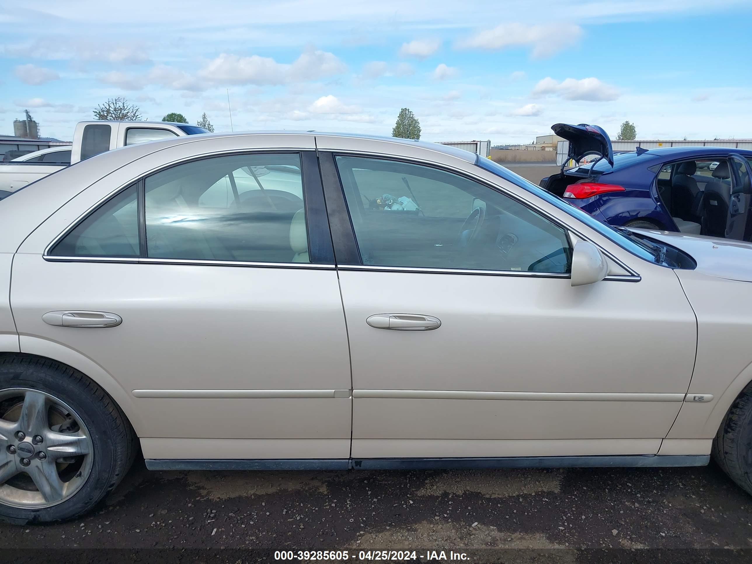 Photo 12 VIN: 1LNHM87AX1Y699415 - LINCOLN LS 