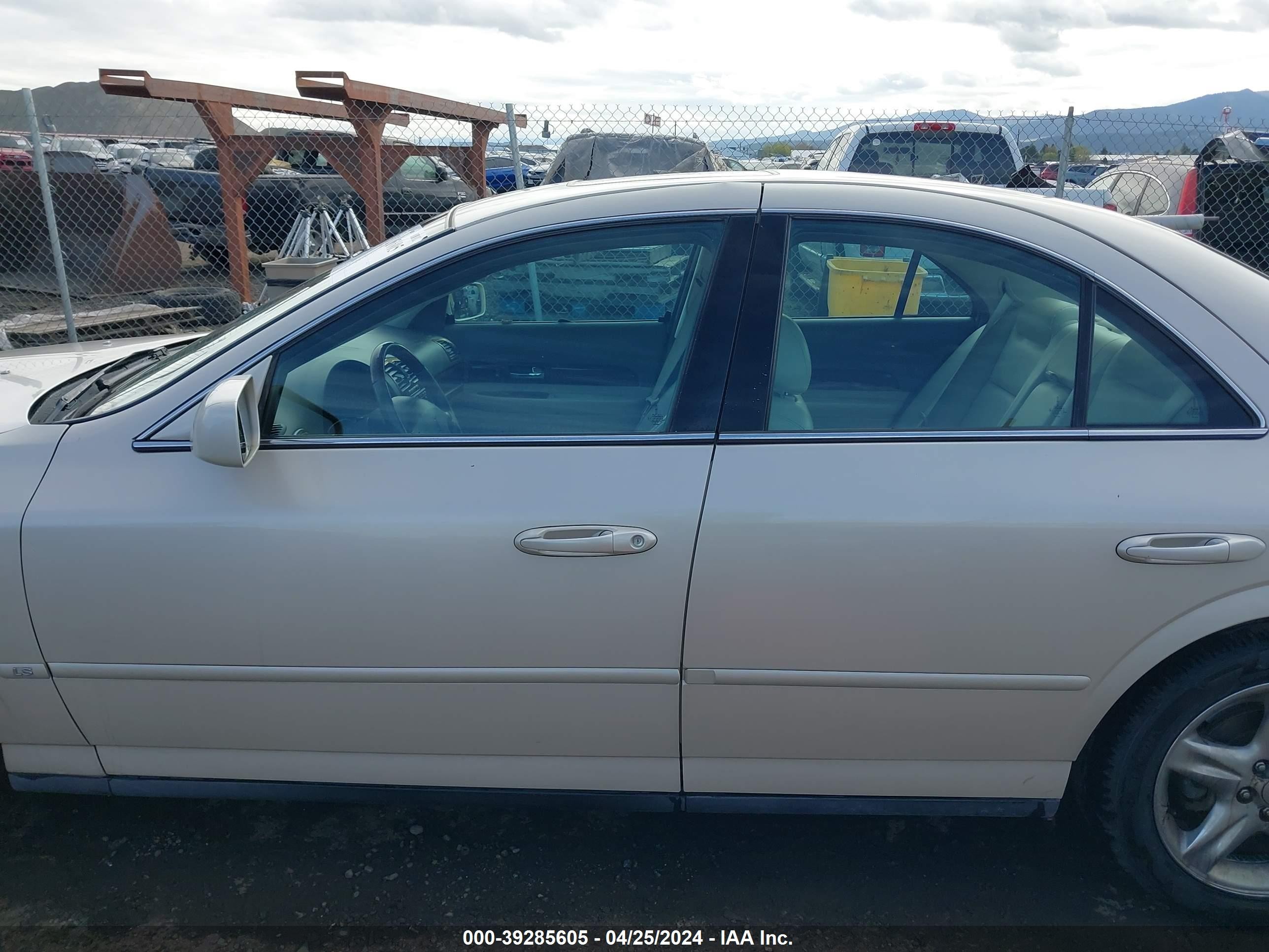 Photo 13 VIN: 1LNHM87AX1Y699415 - LINCOLN LS 