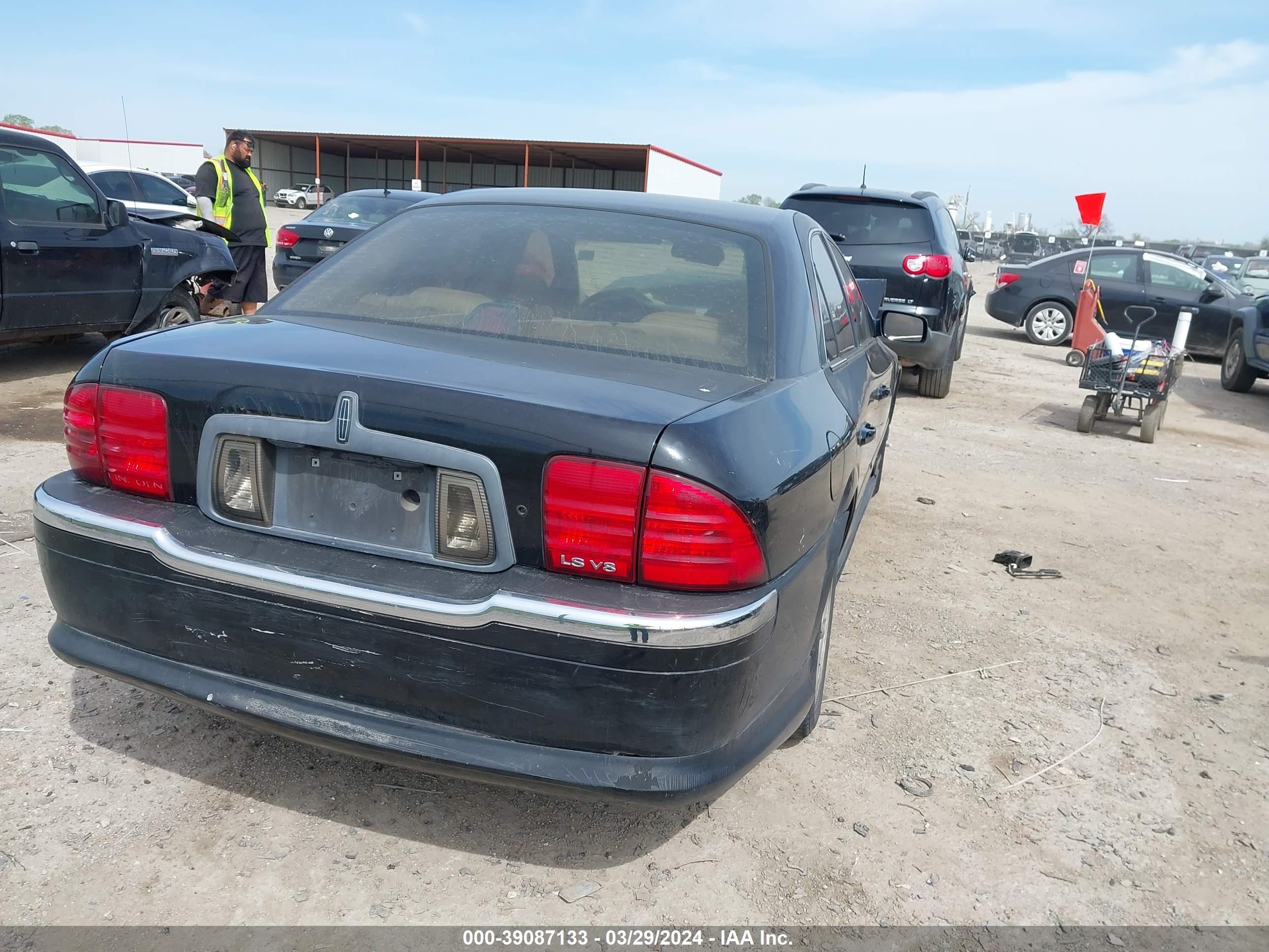 Photo 3 VIN: 1LNHM87AX2Y689033 - LINCOLN LS 