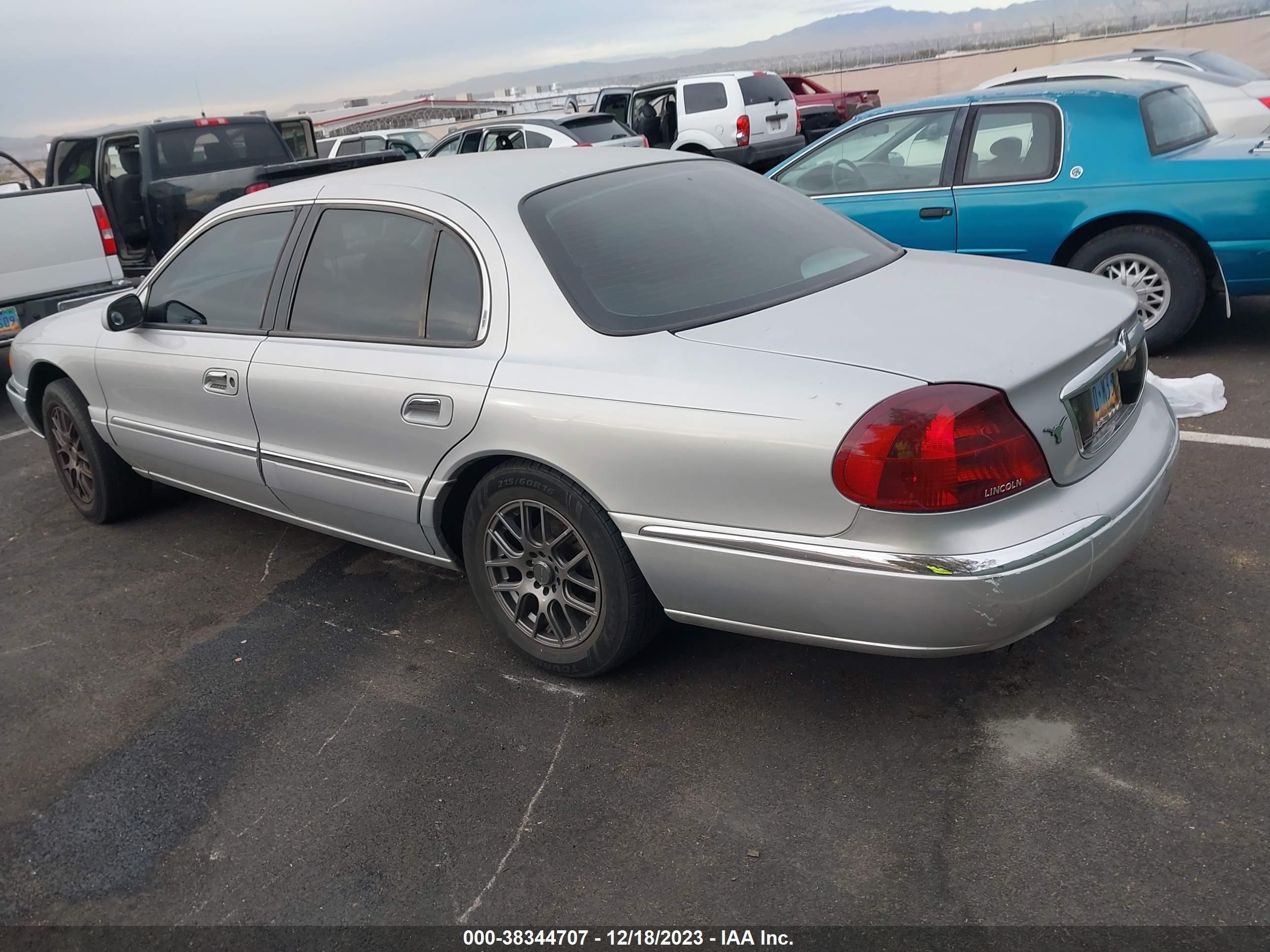 Photo 2 VIN: 1LNHM97V01Y603655 - LINCOLN CONTINENTAL 