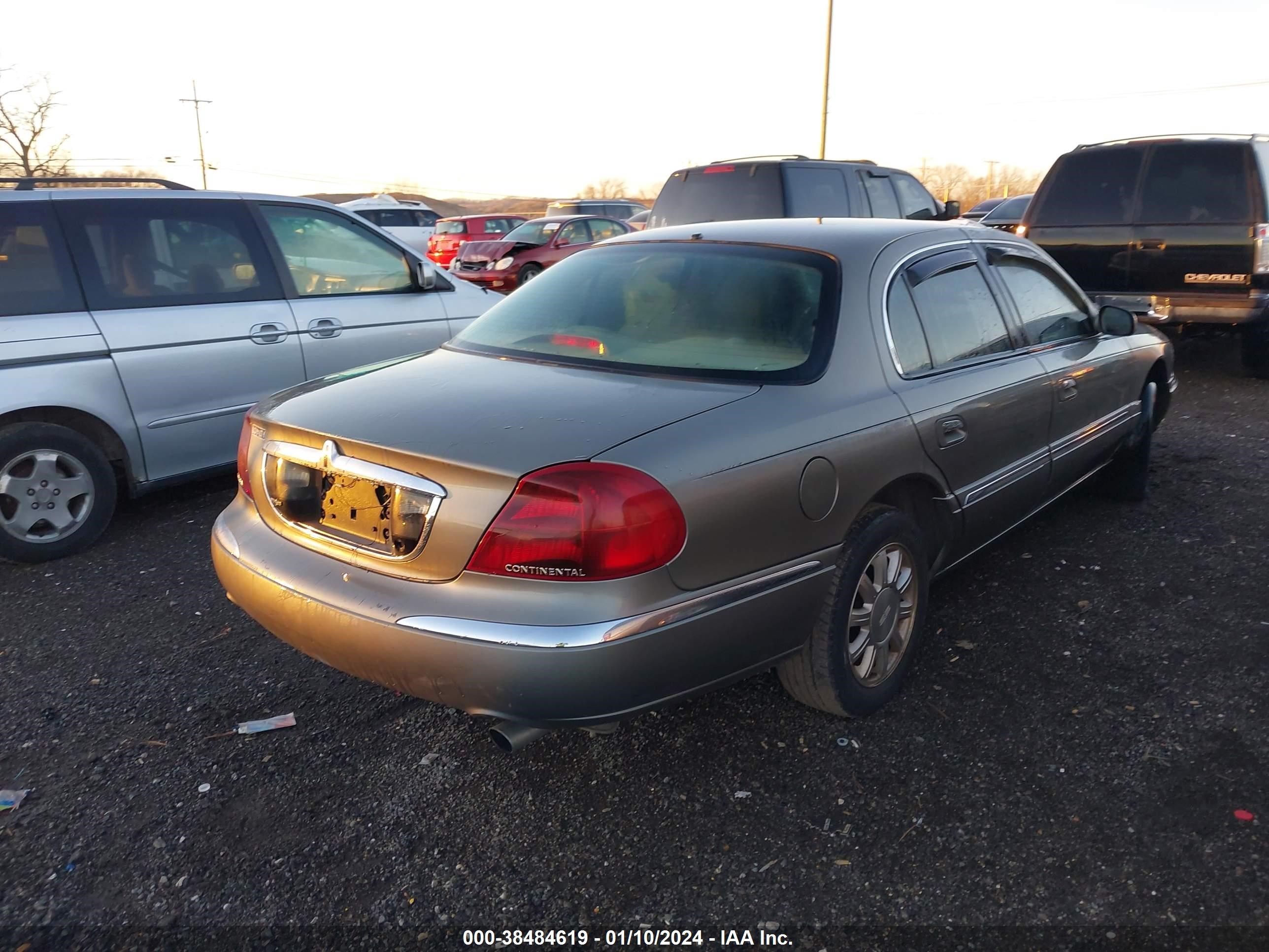 Photo 3 VIN: 1LNHM97V1YY889235 - LINCOLN CONTINENTAL 