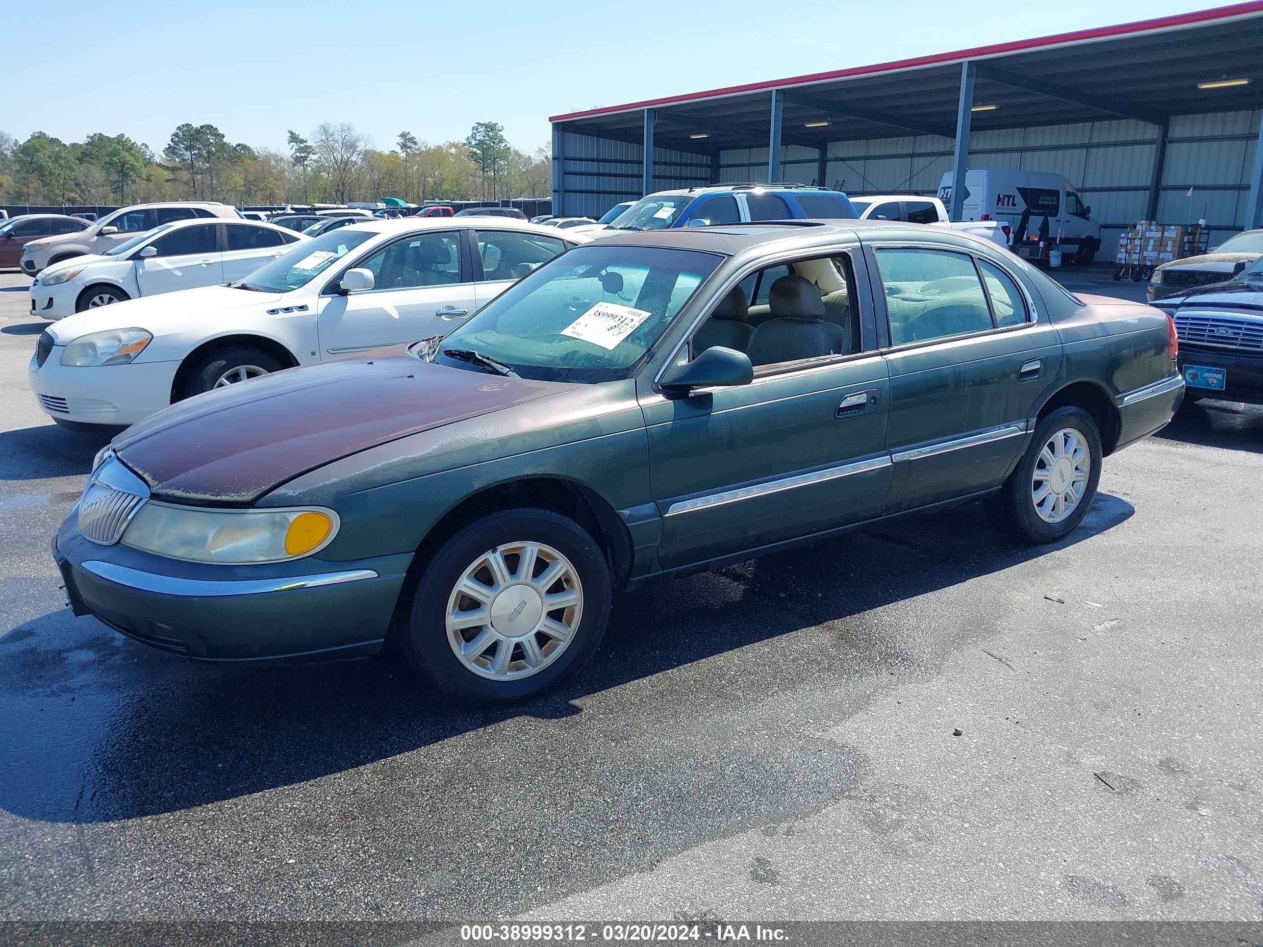 Photo 1 VIN: 1LNHM97V2YY802880 - LINCOLN CONTINENTAL 