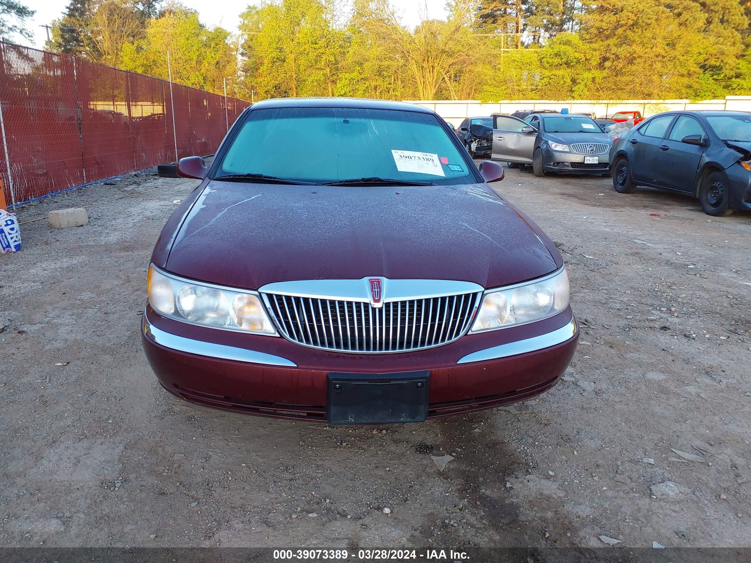 Photo 11 VIN: 1LNHM97V2YY861153 - LINCOLN CONTINENTAL 