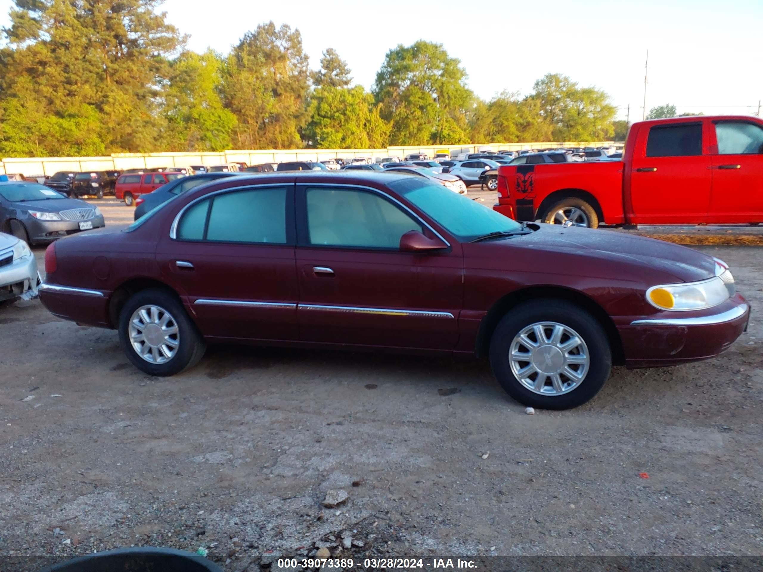 Photo 12 VIN: 1LNHM97V2YY861153 - LINCOLN CONTINENTAL 