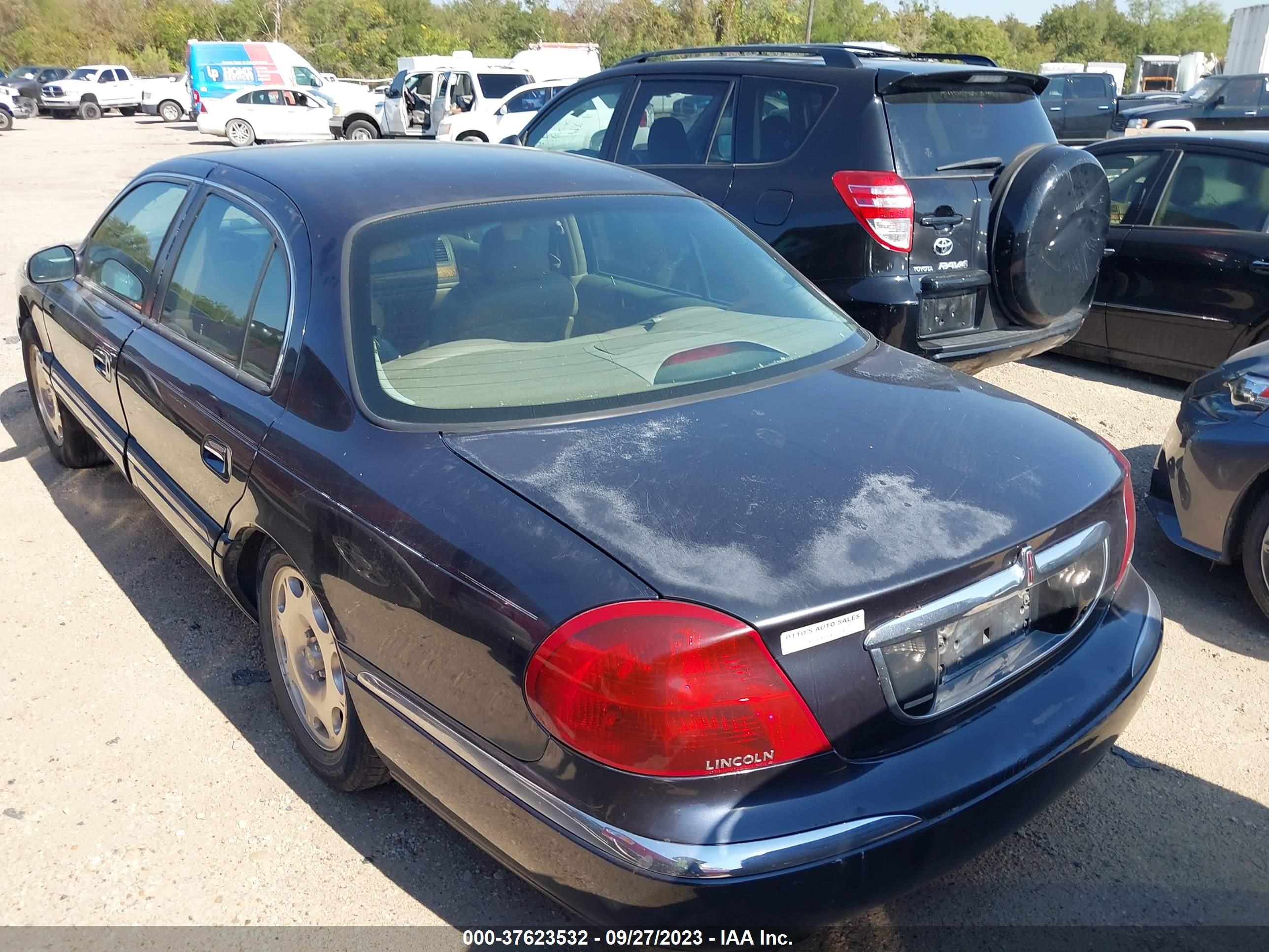 Photo 2 VIN: 1LNHM97V3XY655323 - LINCOLN CONTINENTAL 