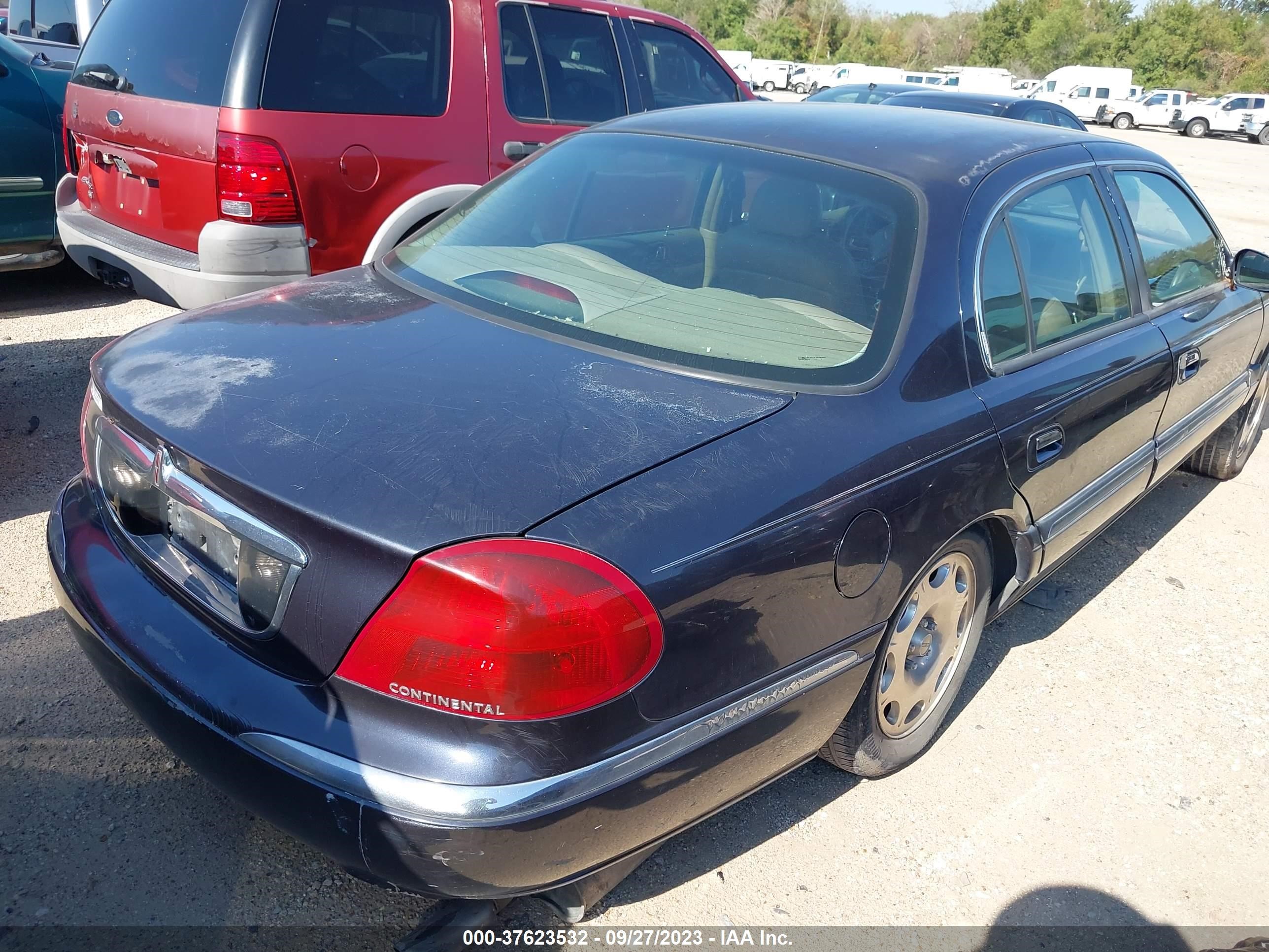 Photo 3 VIN: 1LNHM97V3XY655323 - LINCOLN CONTINENTAL 