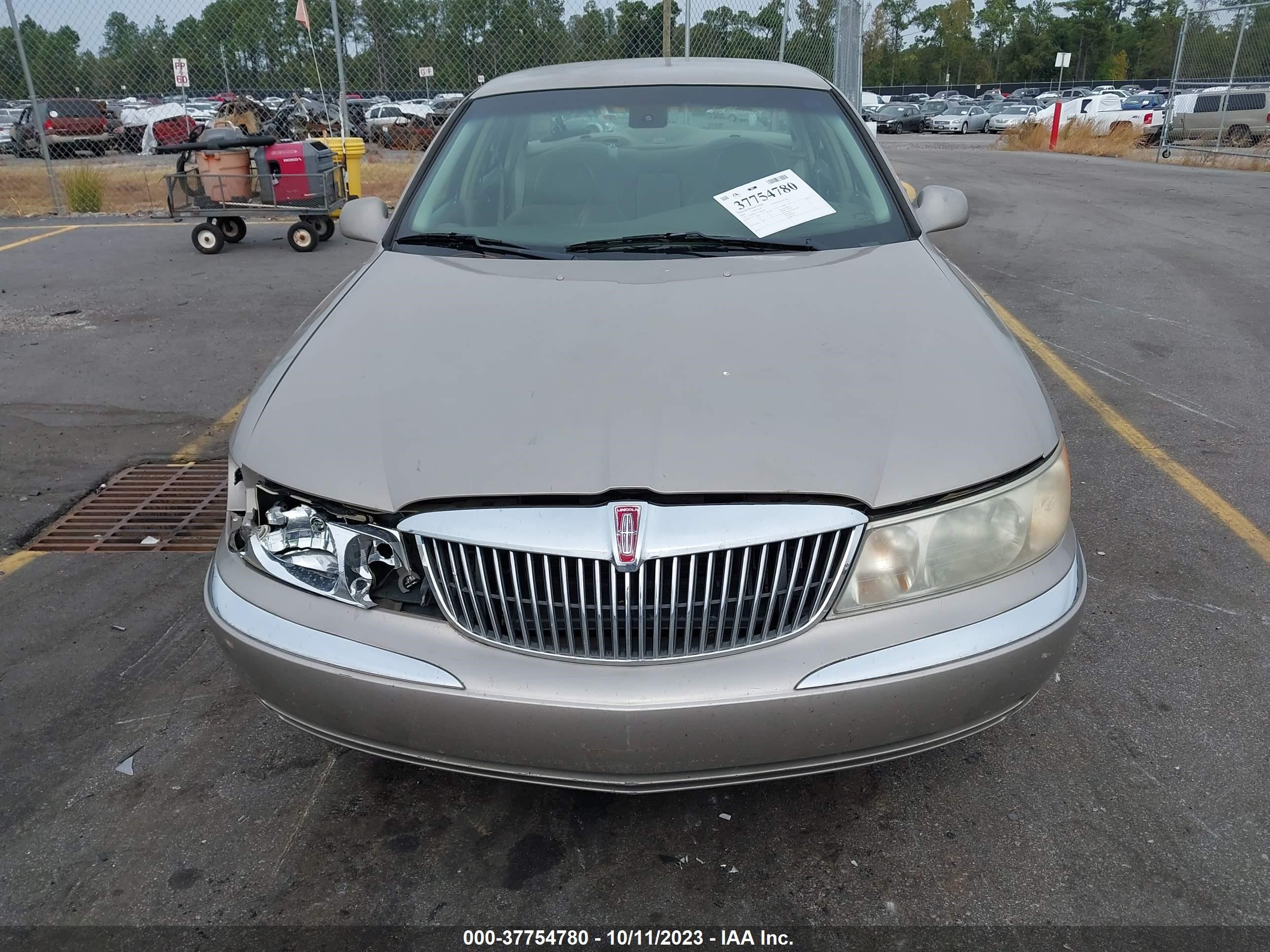 Photo 11 VIN: 1LNHM97V3YY882108 - LINCOLN CONTINENTAL 