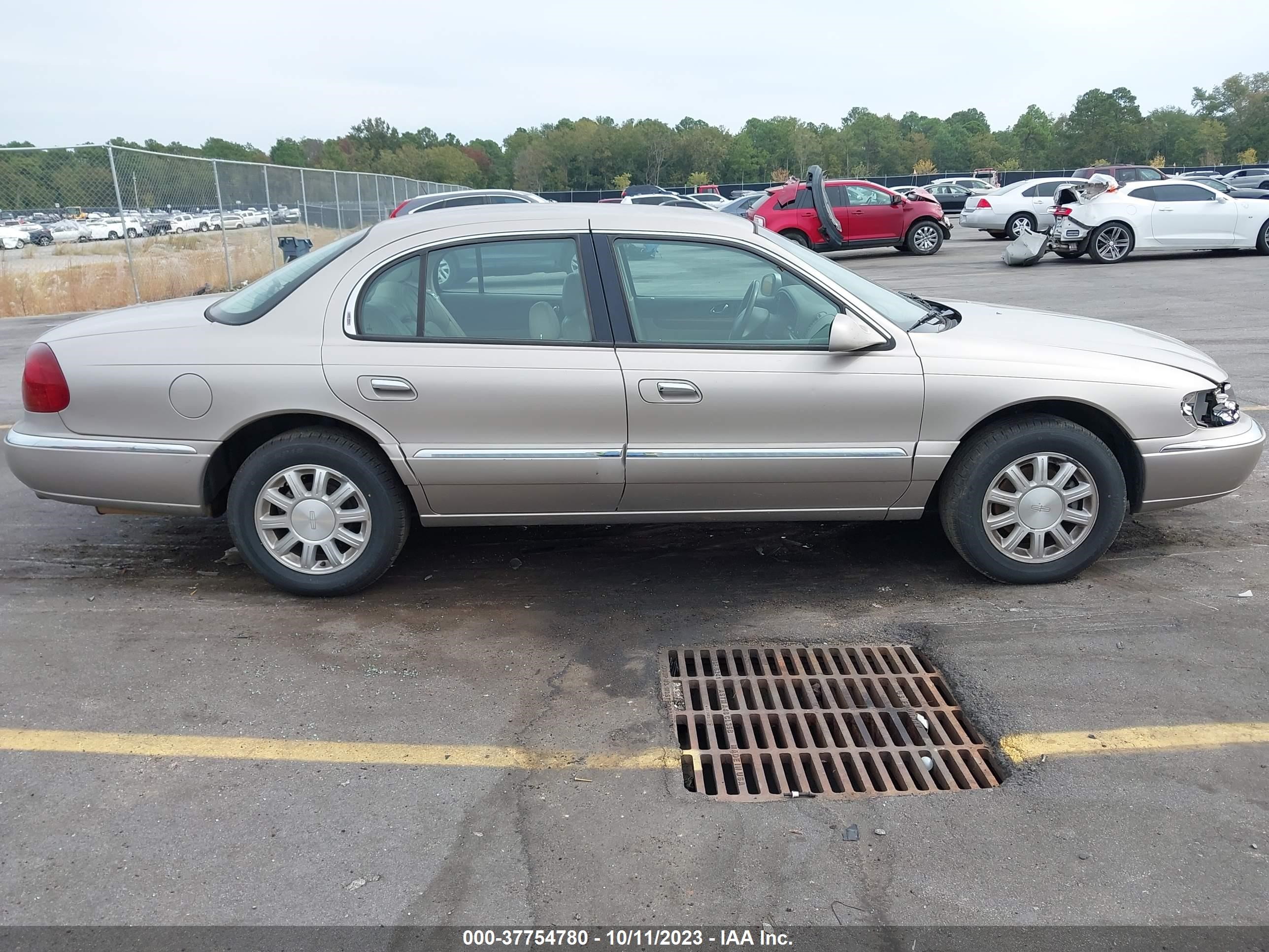 Photo 12 VIN: 1LNHM97V3YY882108 - LINCOLN CONTINENTAL 