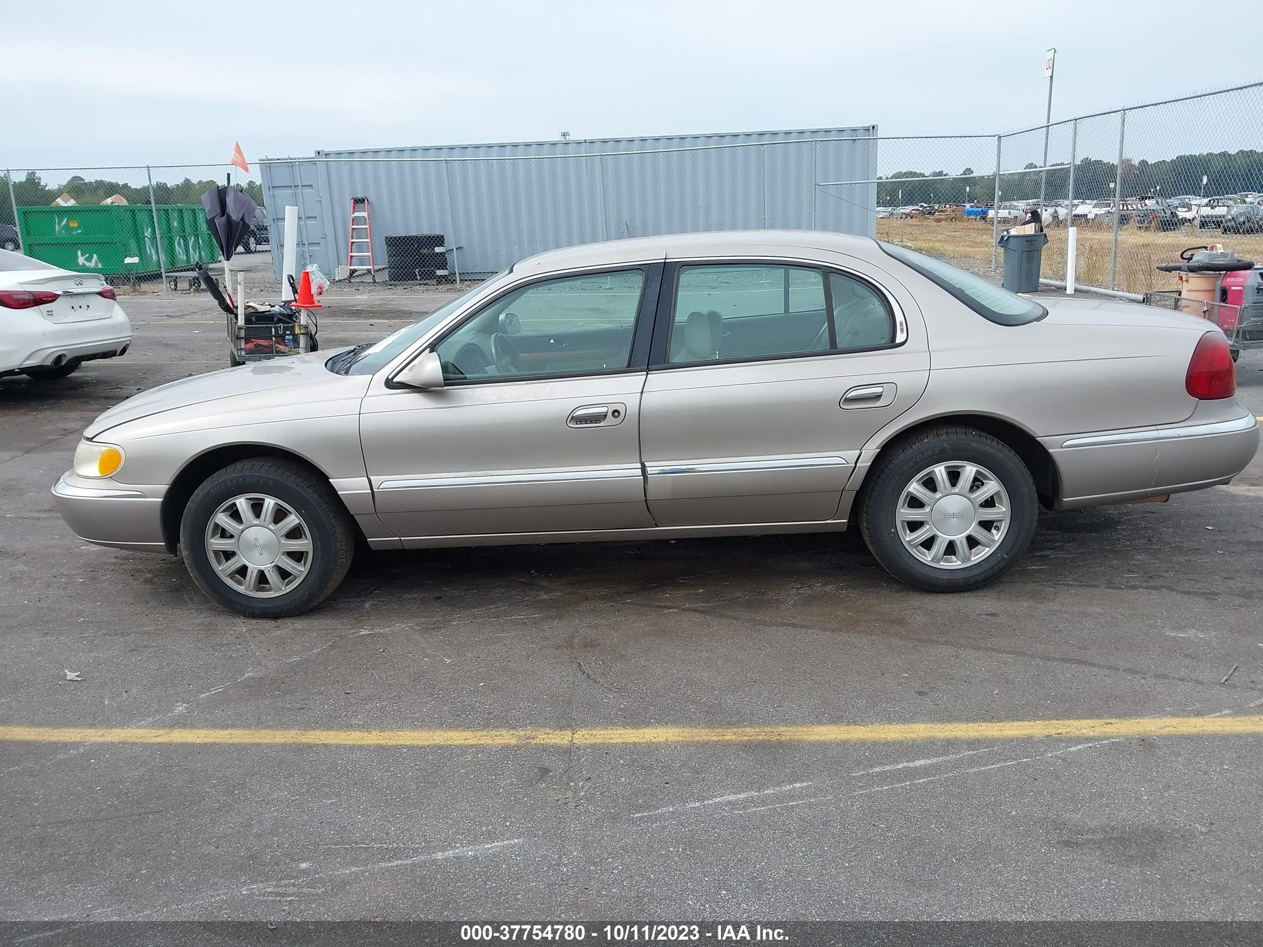 Photo 13 VIN: 1LNHM97V3YY882108 - LINCOLN CONTINENTAL 