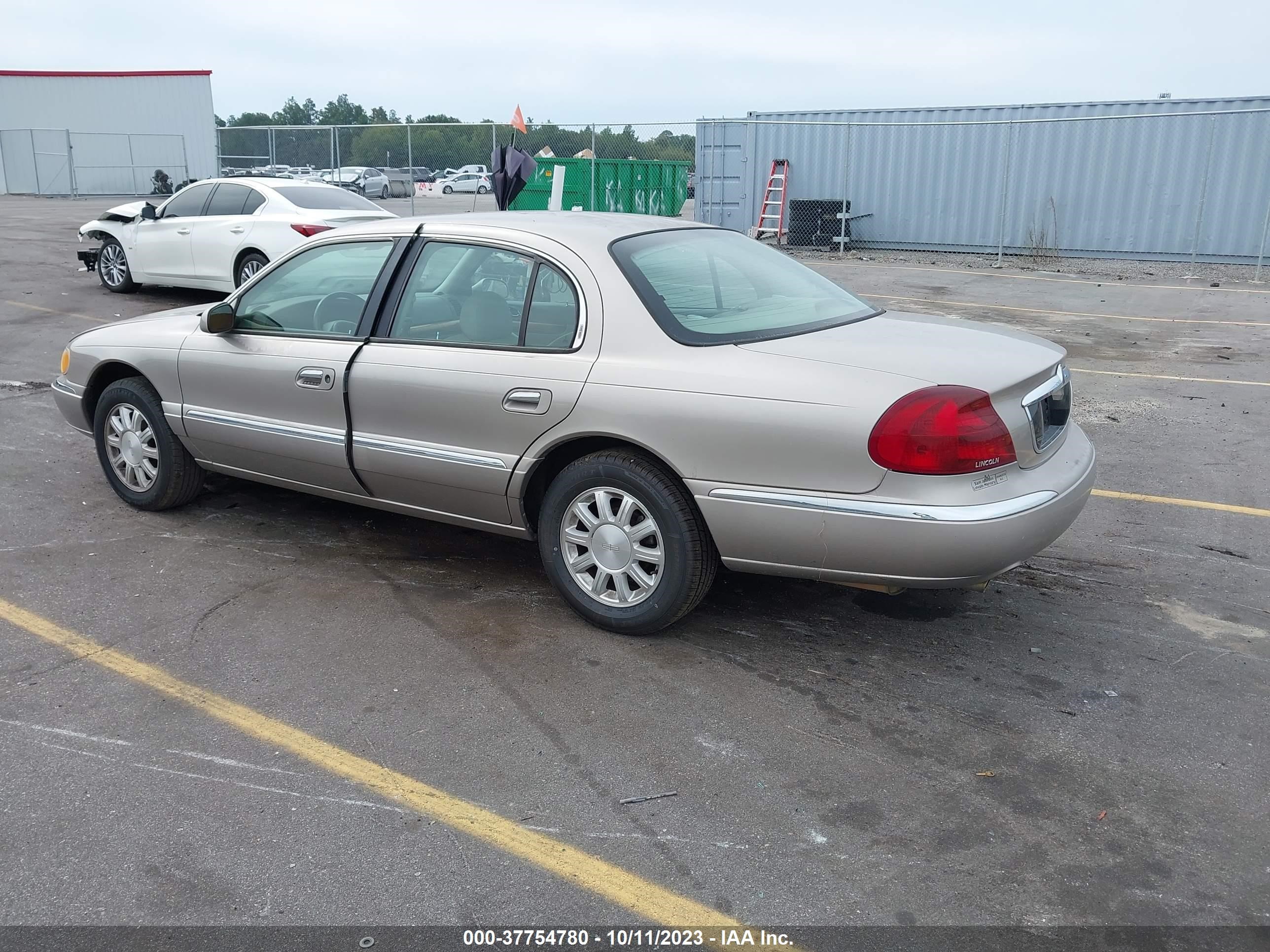 Photo 2 VIN: 1LNHM97V3YY882108 - LINCOLN CONTINENTAL 