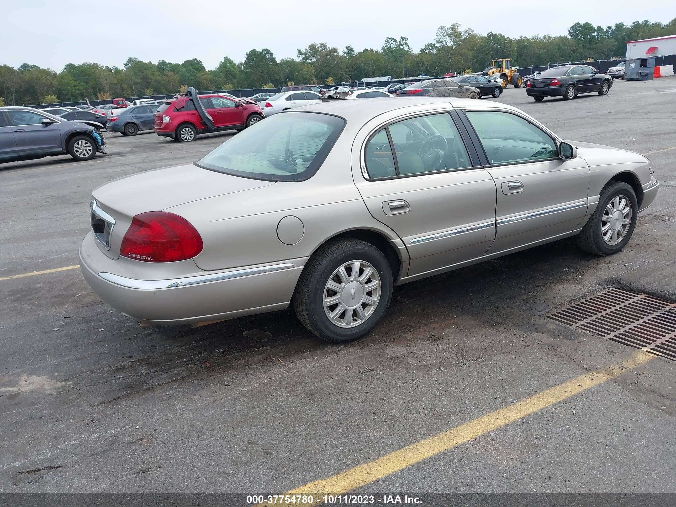 Photo 3 VIN: 1LNHM97V3YY882108 - LINCOLN CONTINENTAL 