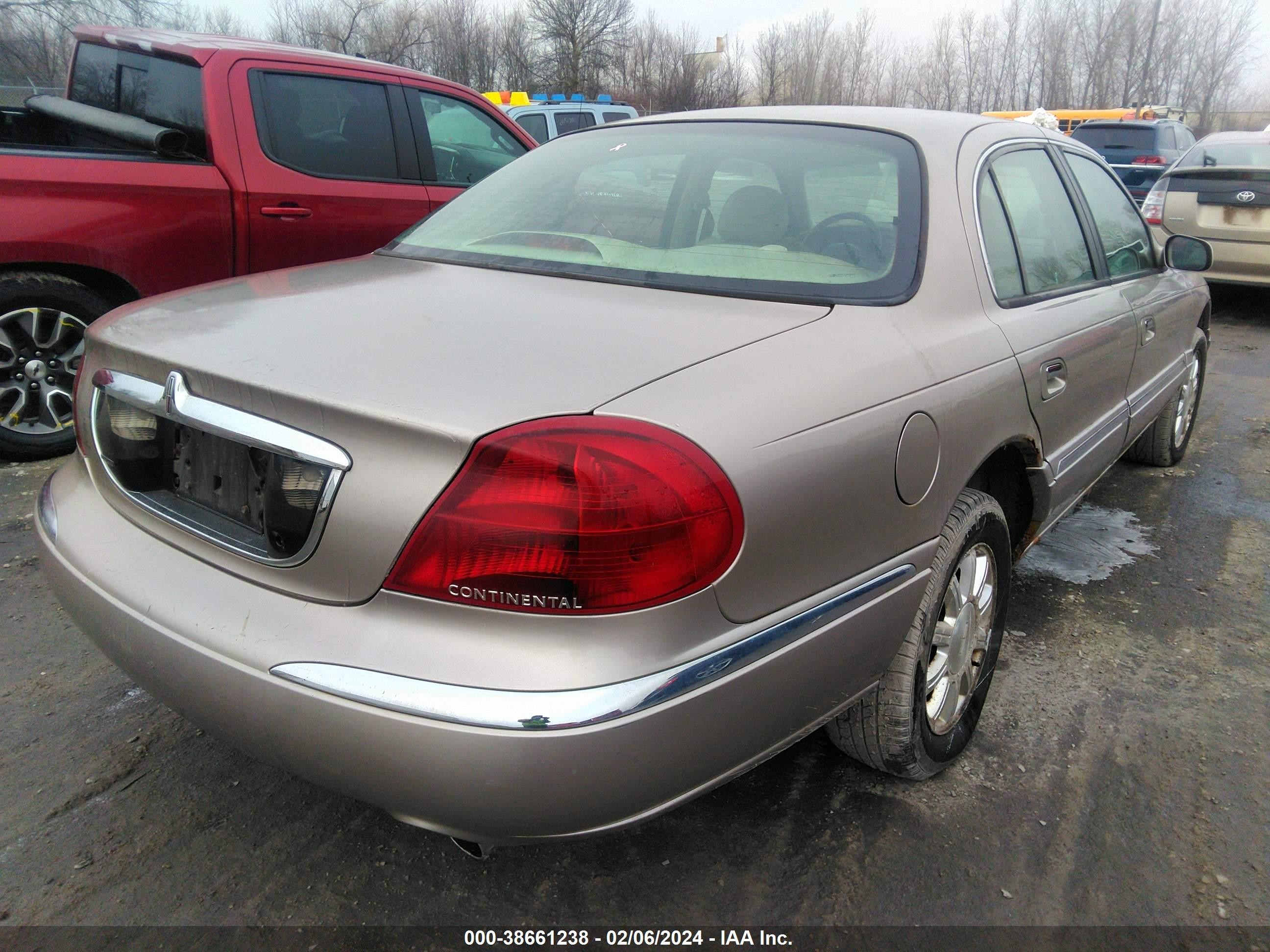 Photo 3 VIN: 1LNHM97V3YY885624 - LINCOLN CONTINENTAL 