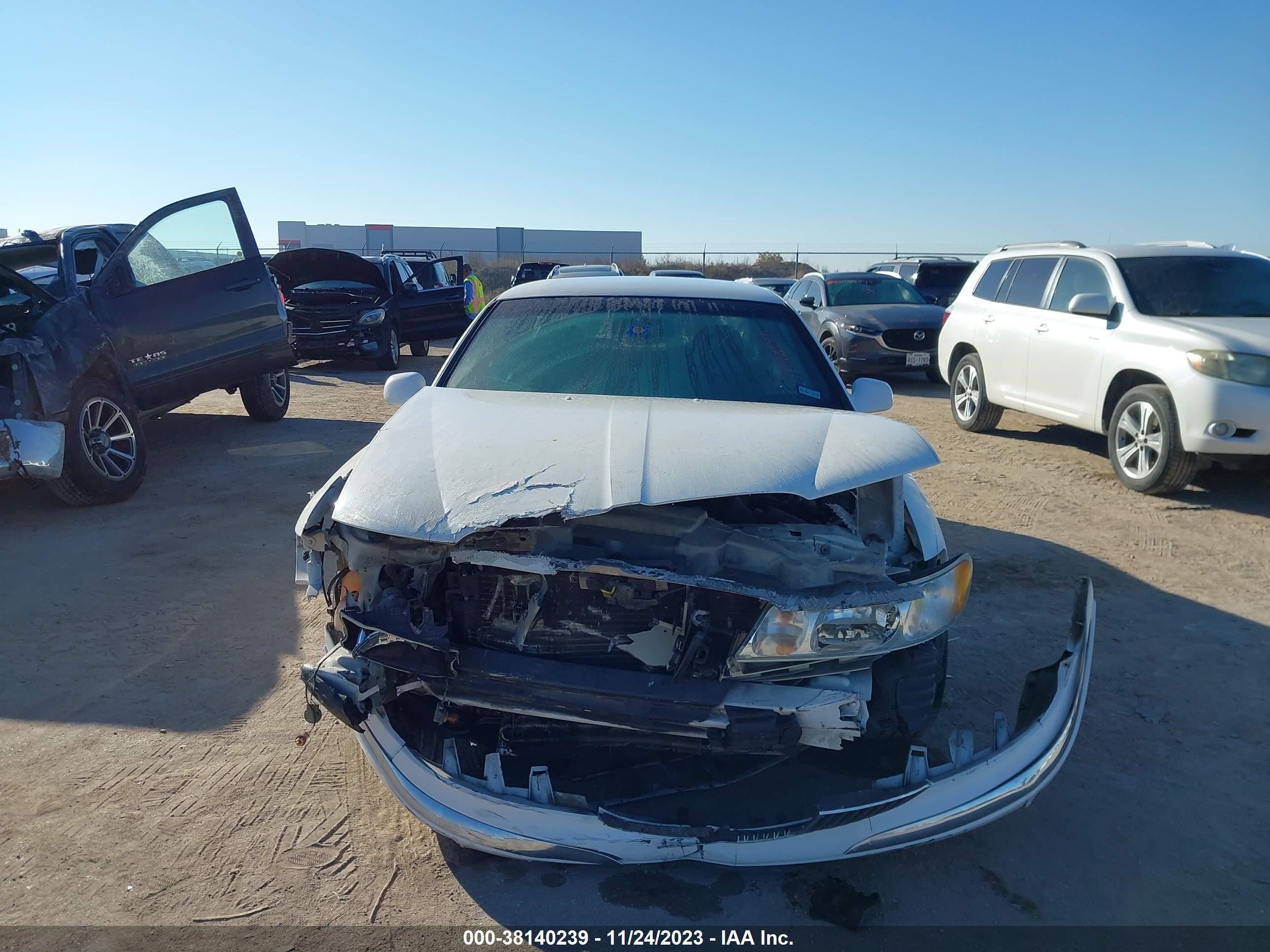 Photo 11 VIN: 1LNHM97V51Y661700 - LINCOLN CONTINENTAL 