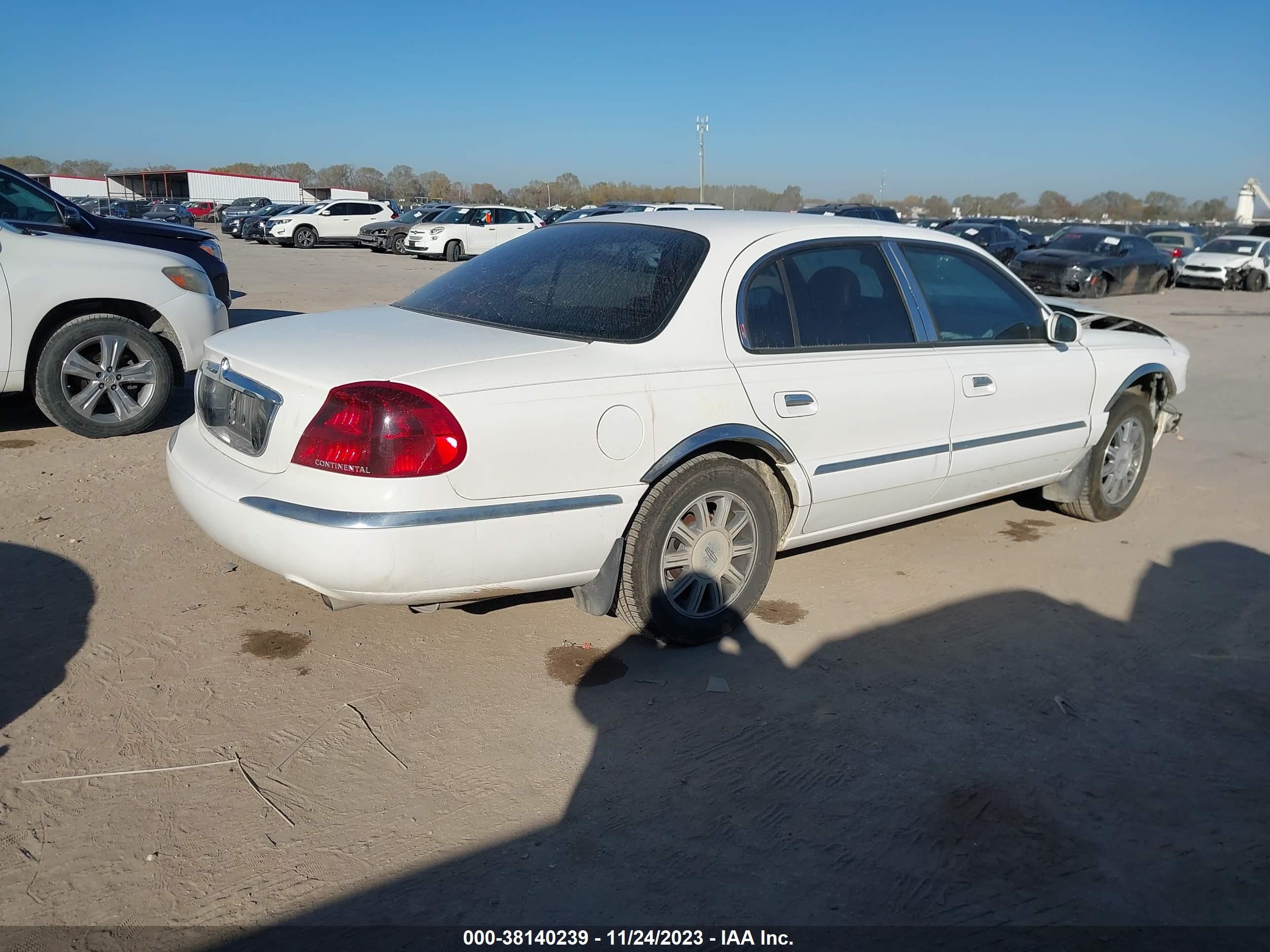 Photo 3 VIN: 1LNHM97V51Y661700 - LINCOLN CONTINENTAL 