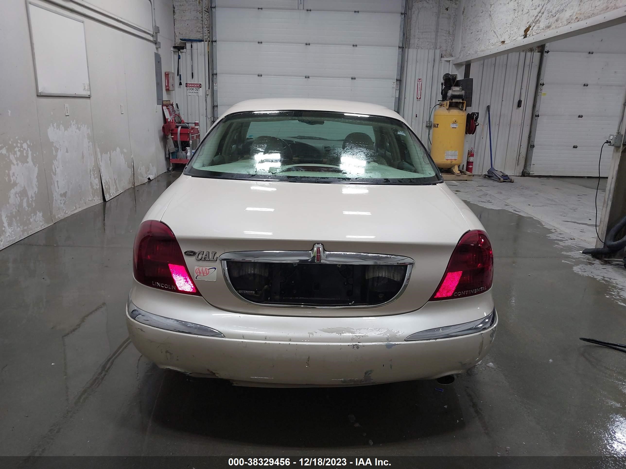 Photo 16 VIN: 1LNHM97V61Y649314 - LINCOLN CONTINENTAL 