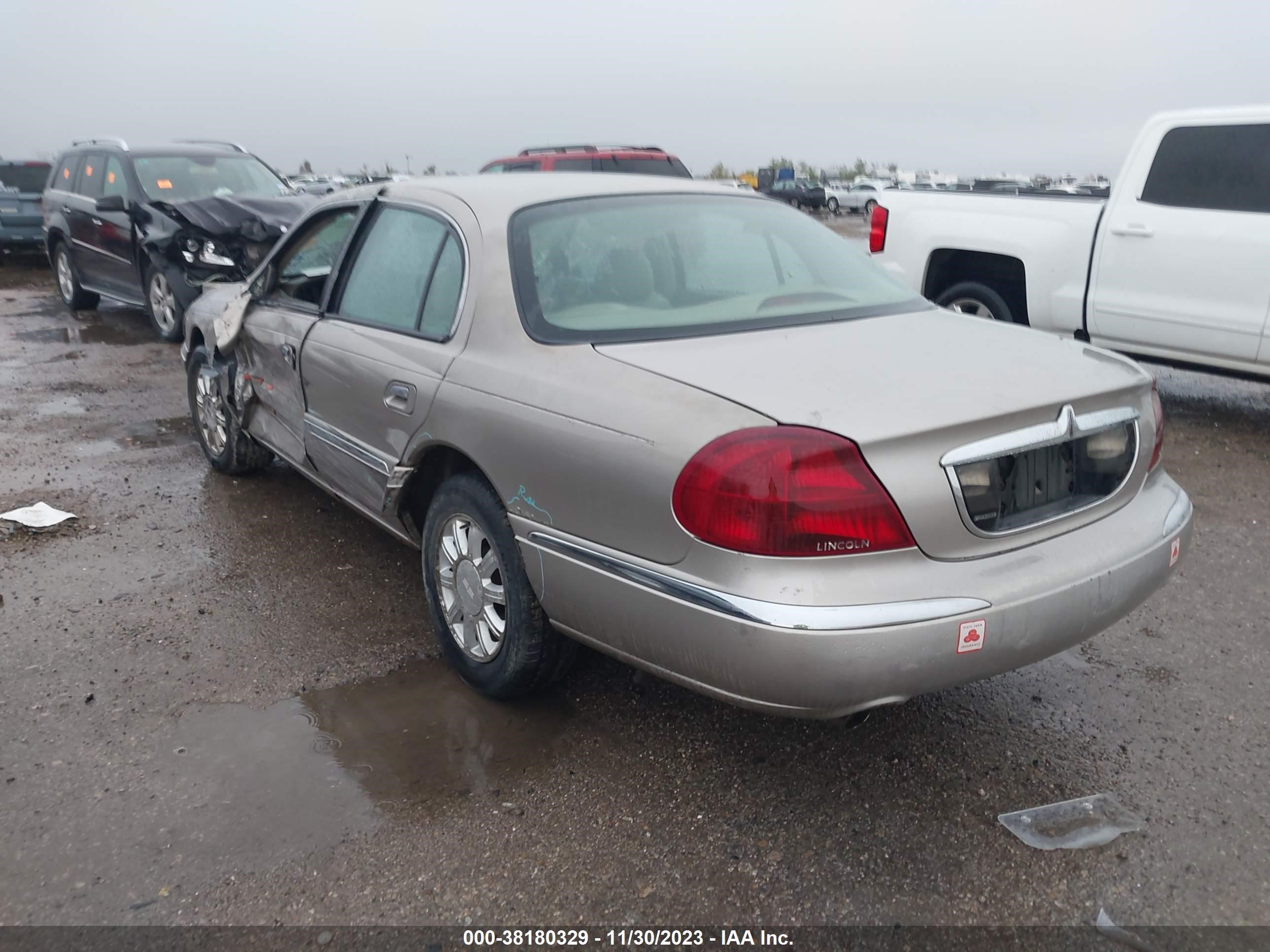 Photo 2 VIN: 1LNHM97V6YY817222 - LINCOLN CONTINENTAL 