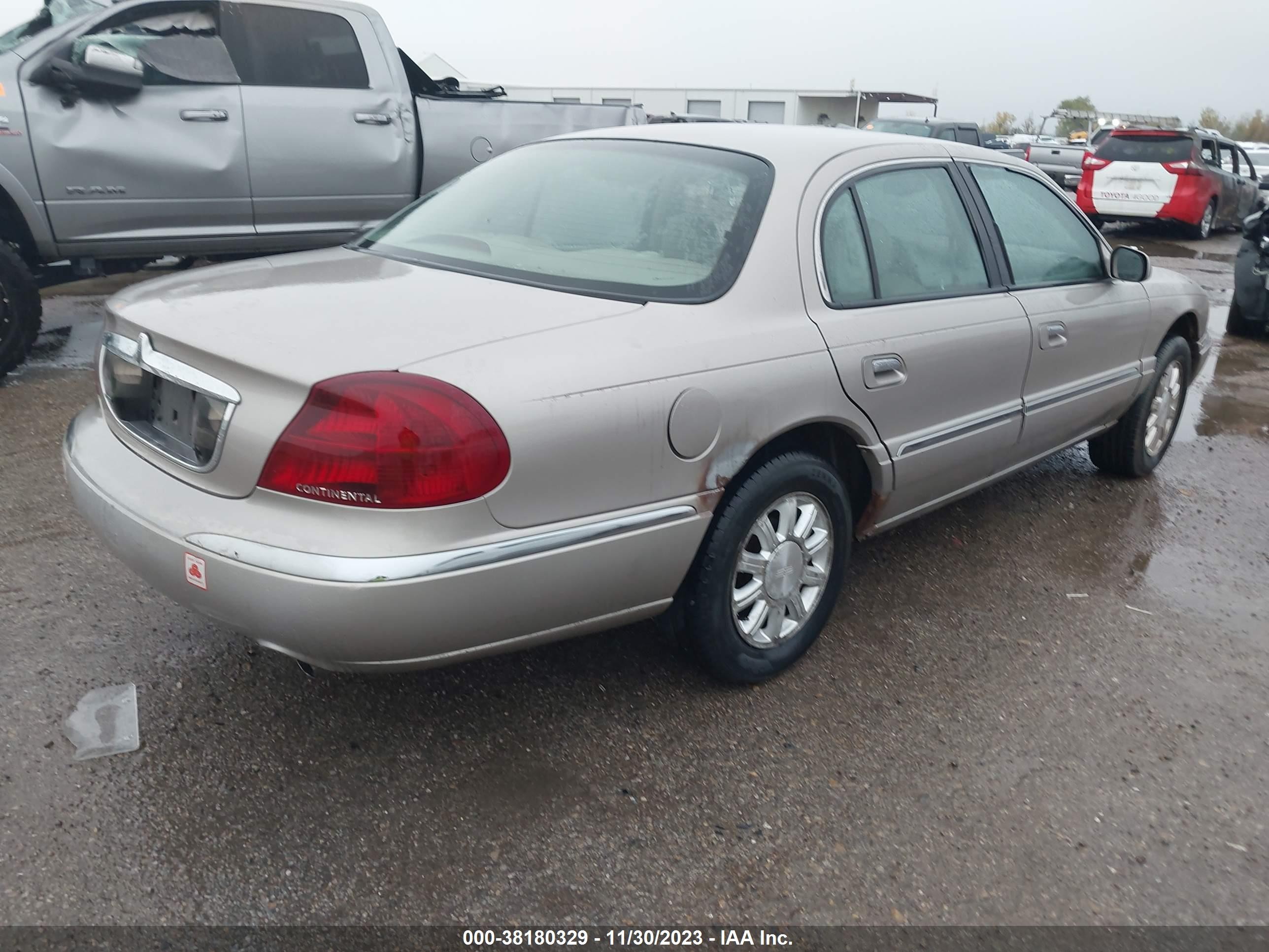 Photo 3 VIN: 1LNHM97V6YY817222 - LINCOLN CONTINENTAL 