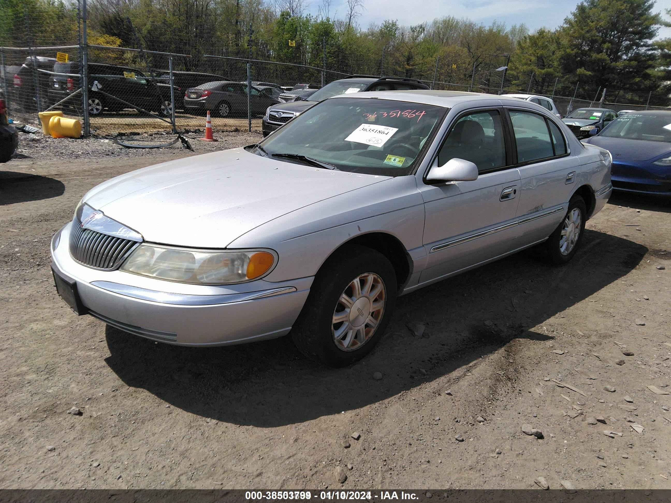 Photo 2 VIN: 1LNHM97V81Y725907 - LINCOLN CONTINENTAL 