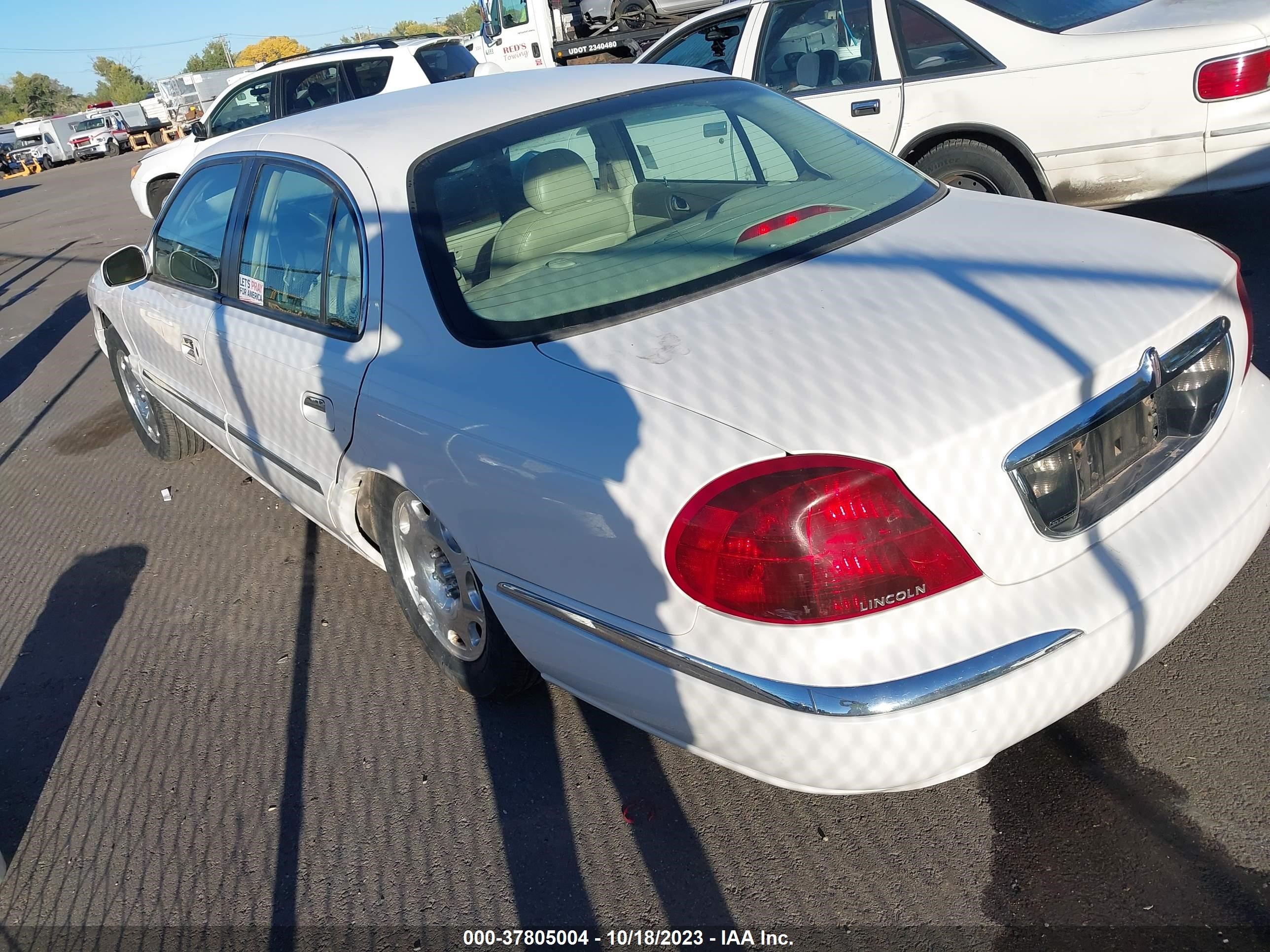 Photo 2 VIN: 1LNHM97V8YY811650 - LINCOLN CONTINENTAL 