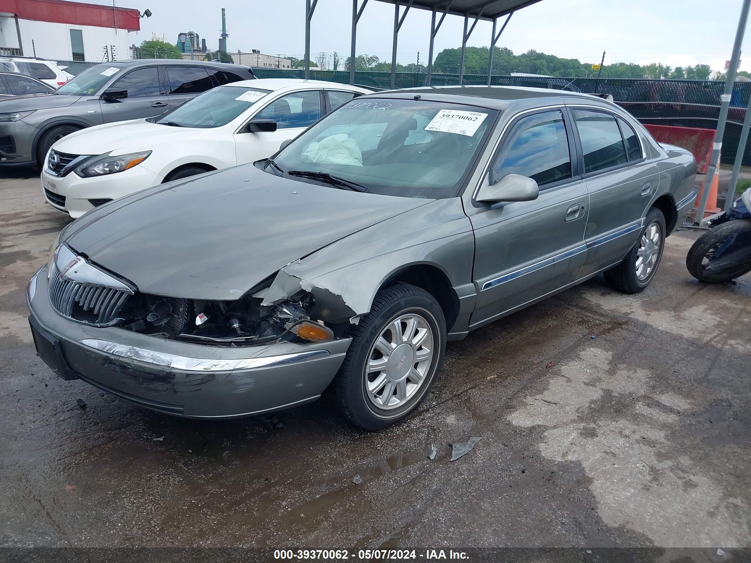 Photo 1 VIN: 1LNHM97V8YY916690 - LINCOLN CONTINENTAL 