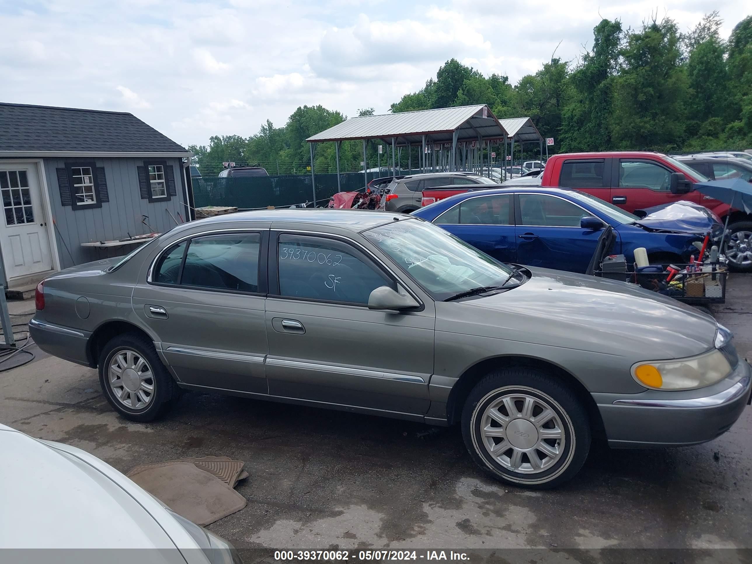 Photo 12 VIN: 1LNHM97V8YY916690 - LINCOLN CONTINENTAL 