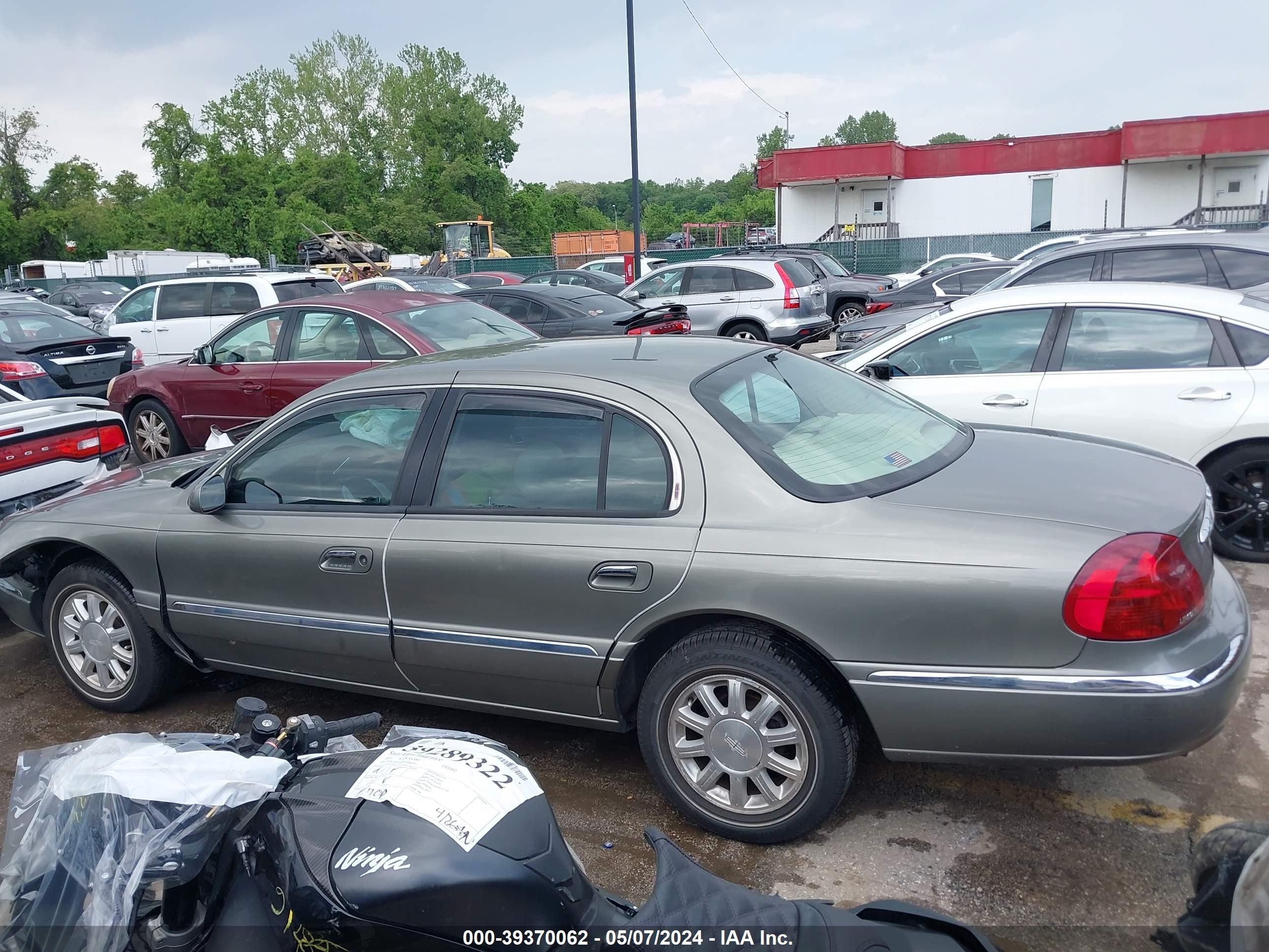 Photo 13 VIN: 1LNHM97V8YY916690 - LINCOLN CONTINENTAL 