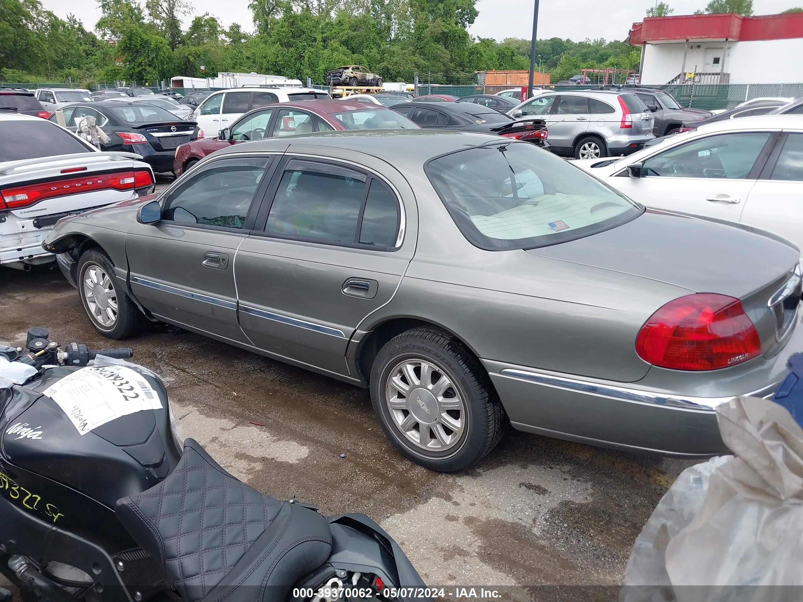 Photo 2 VIN: 1LNHM97V8YY916690 - LINCOLN CONTINENTAL 