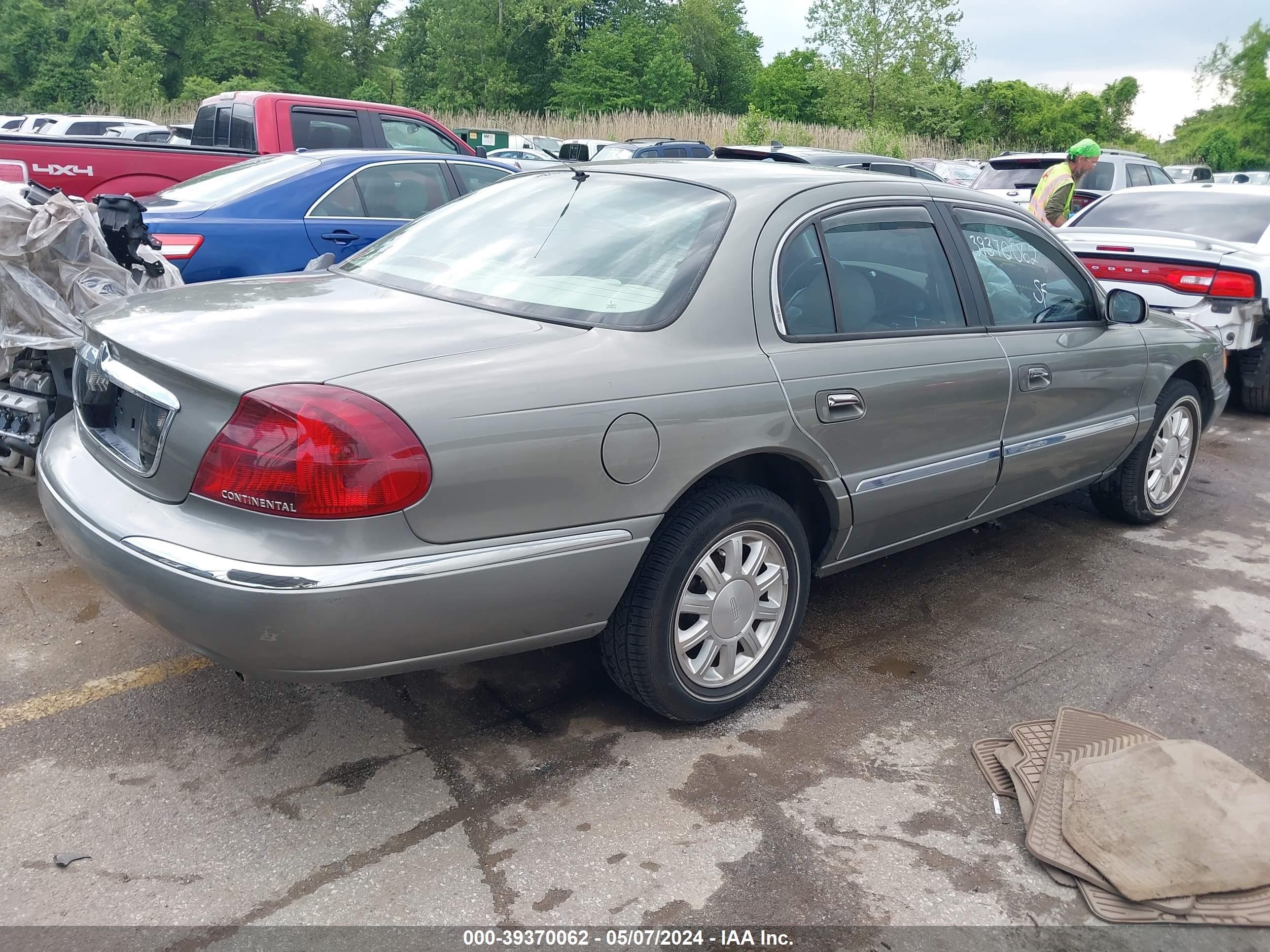 Photo 3 VIN: 1LNHM97V8YY916690 - LINCOLN CONTINENTAL 