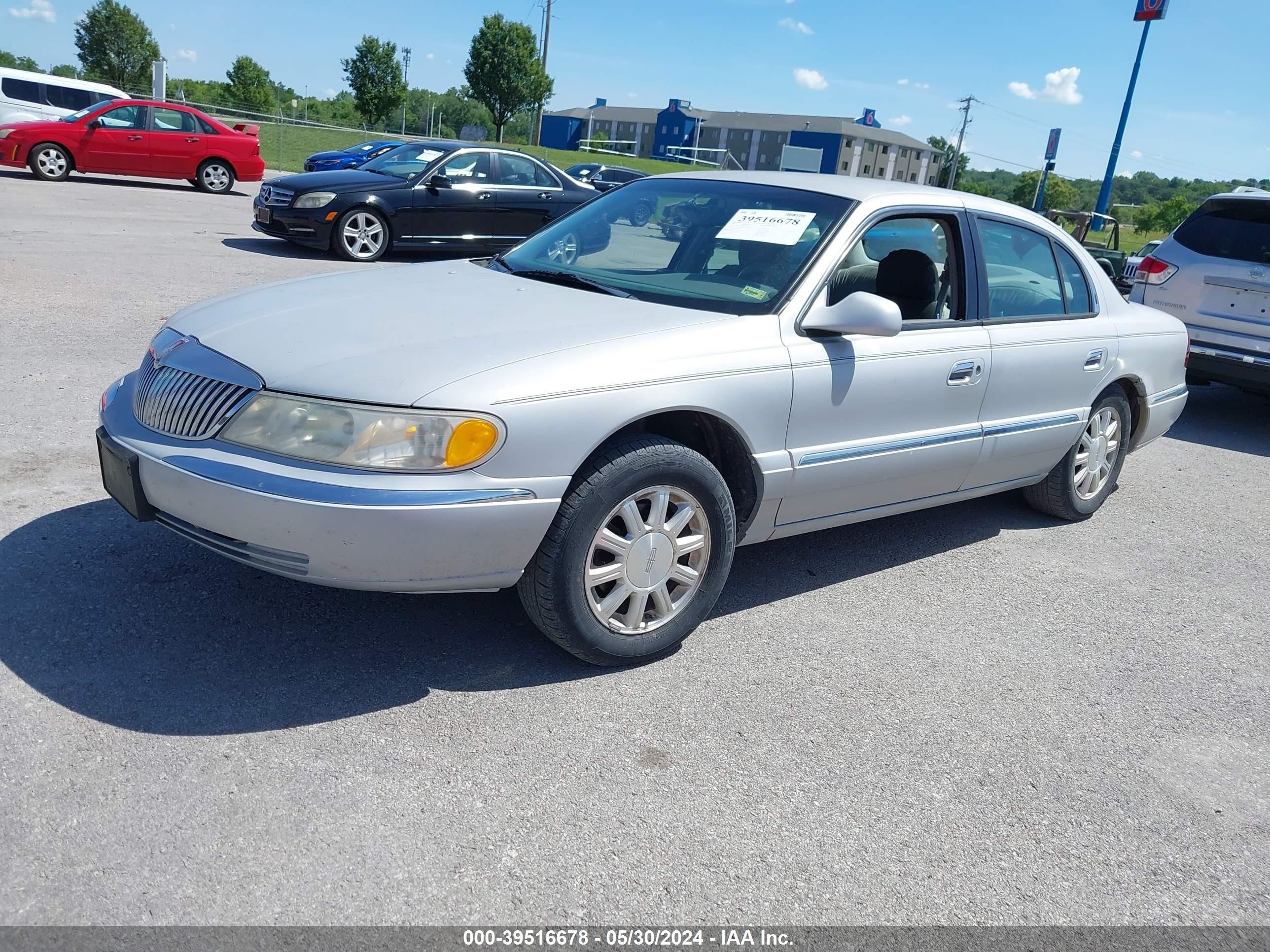 Photo 1 VIN: 1LNHM97V8YY925440 - LINCOLN CONTINENTAL 