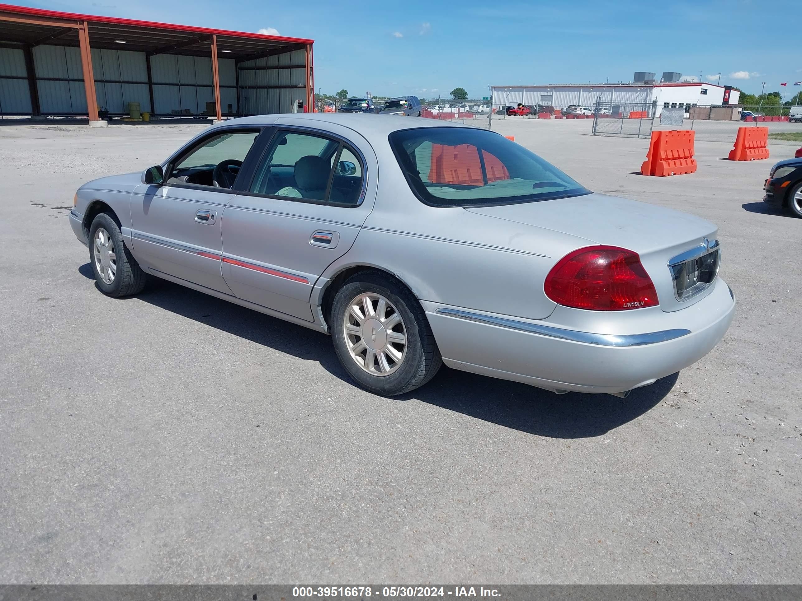 Photo 2 VIN: 1LNHM97V8YY925440 - LINCOLN CONTINENTAL 