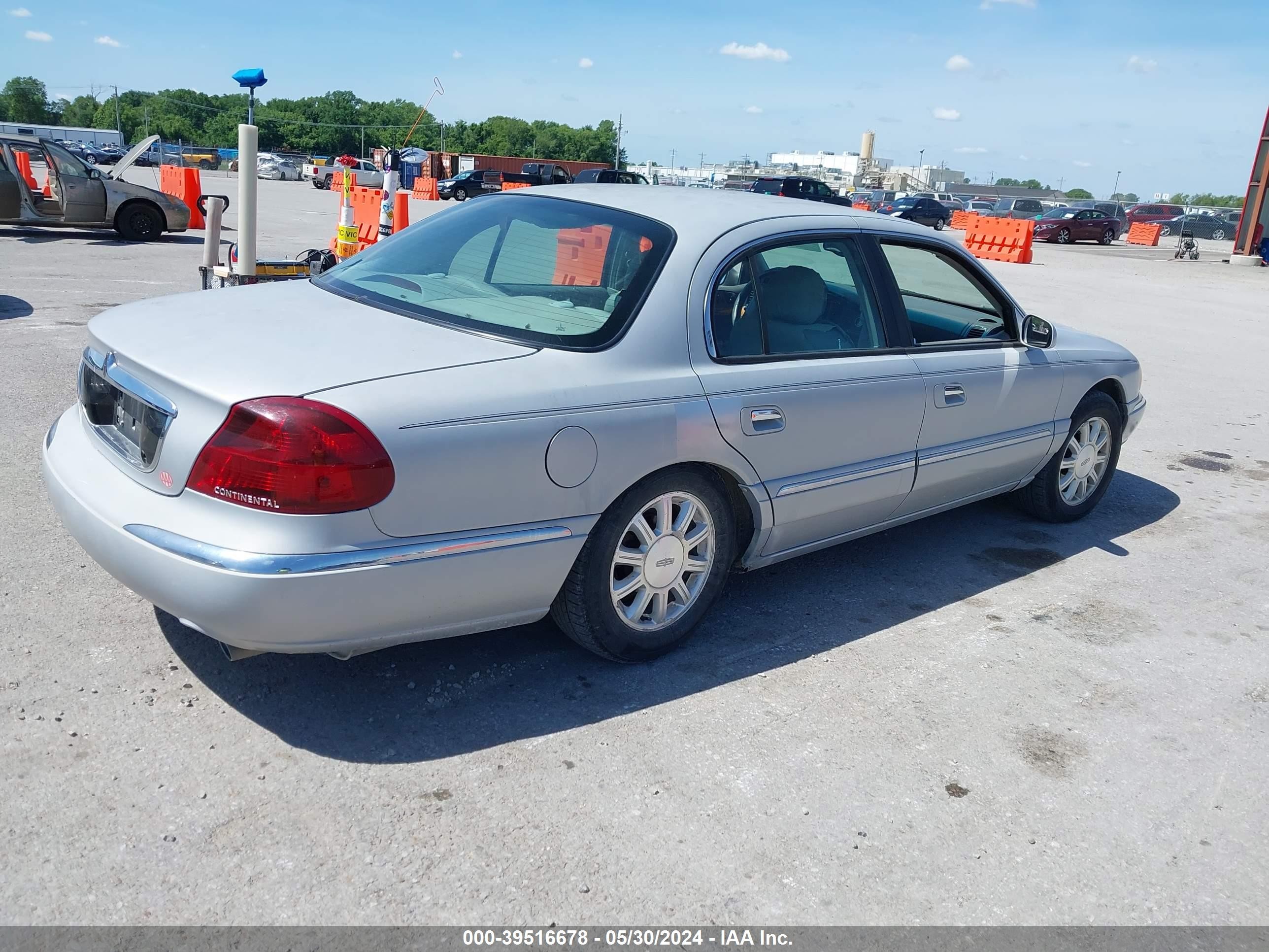 Photo 3 VIN: 1LNHM97V8YY925440 - LINCOLN CONTINENTAL 