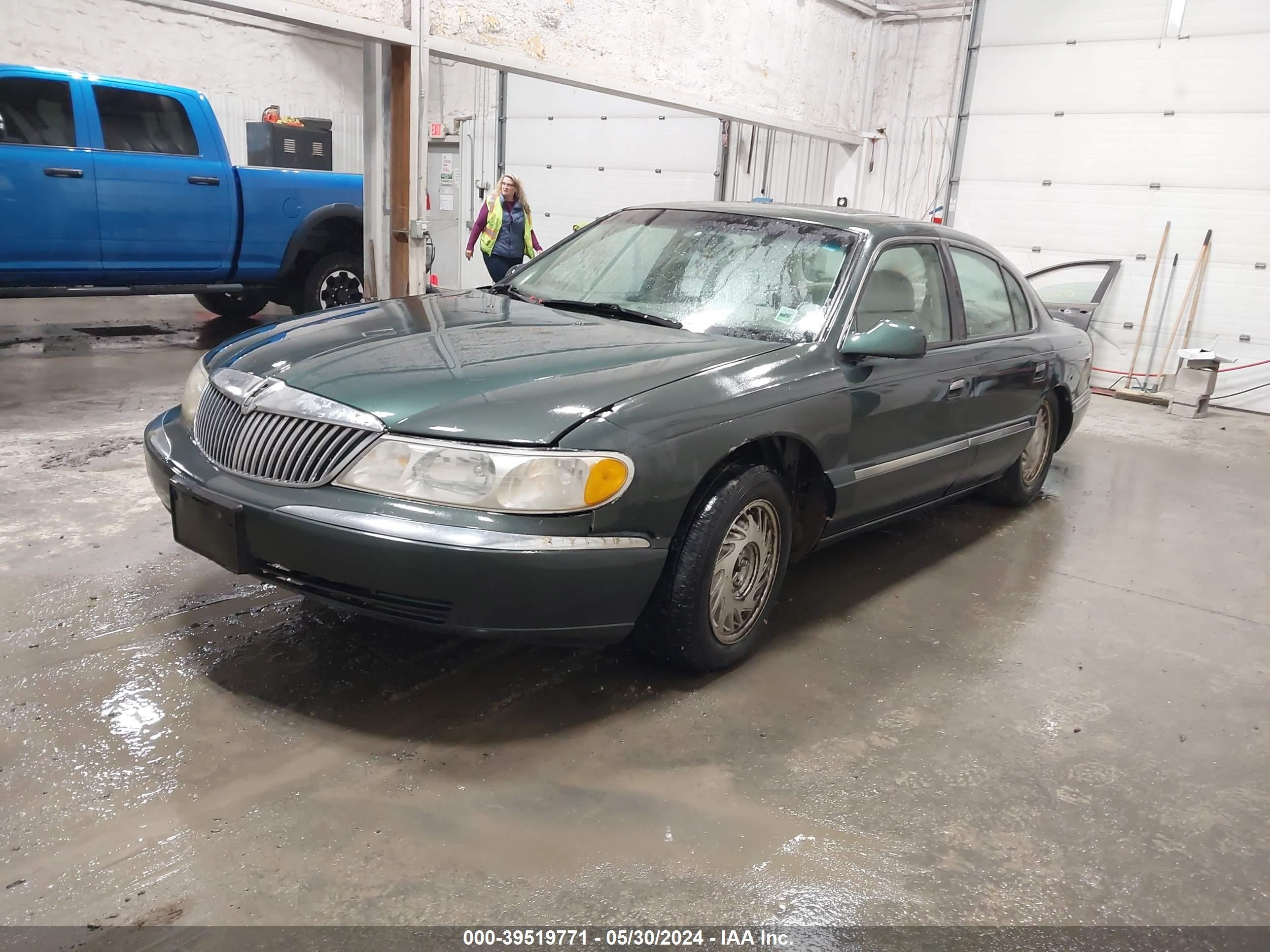 Photo 1 VIN: 1LNHM97V9YY798388 - LINCOLN CONTINENTAL 