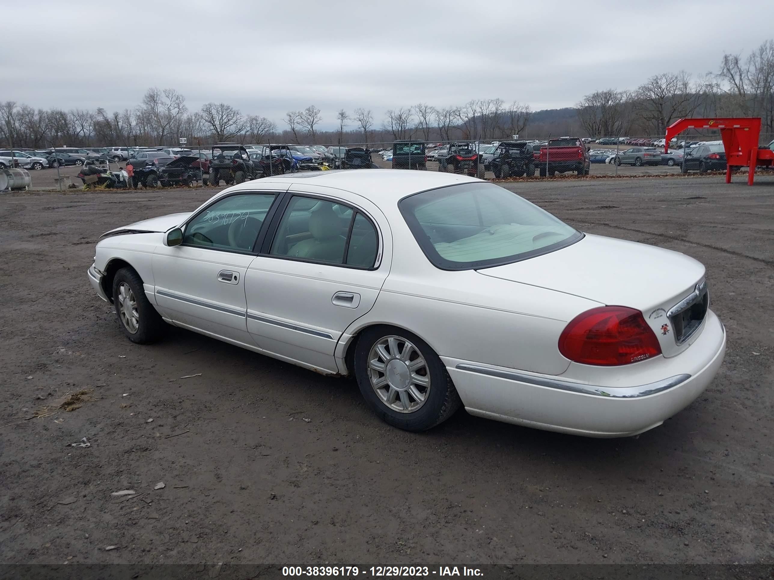 Photo 2 VIN: 1LNHM97VX2Y680647 - LINCOLN CONTINENTAL 