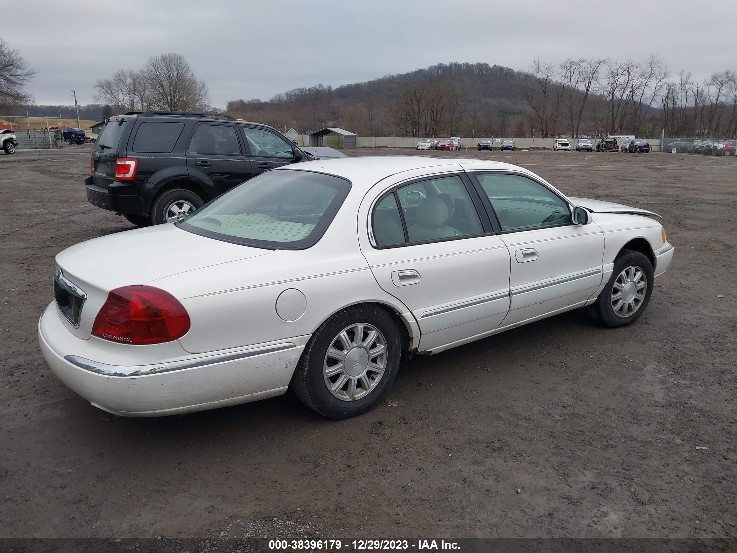 Photo 3 VIN: 1LNHM97VX2Y680647 - LINCOLN CONTINENTAL 