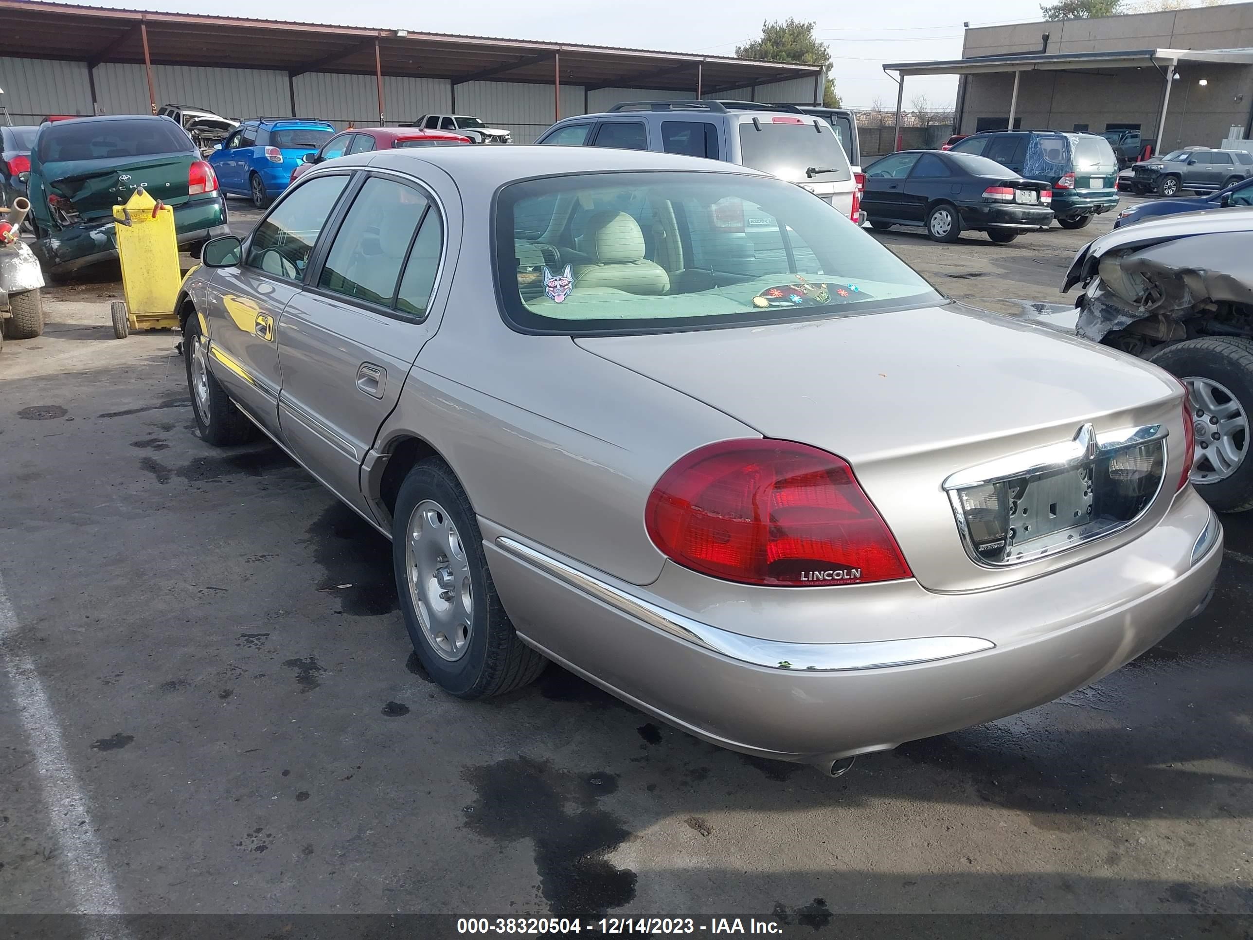 Photo 2 VIN: 1LNHM97VXXY628913 - LINCOLN CONTINENTAL 