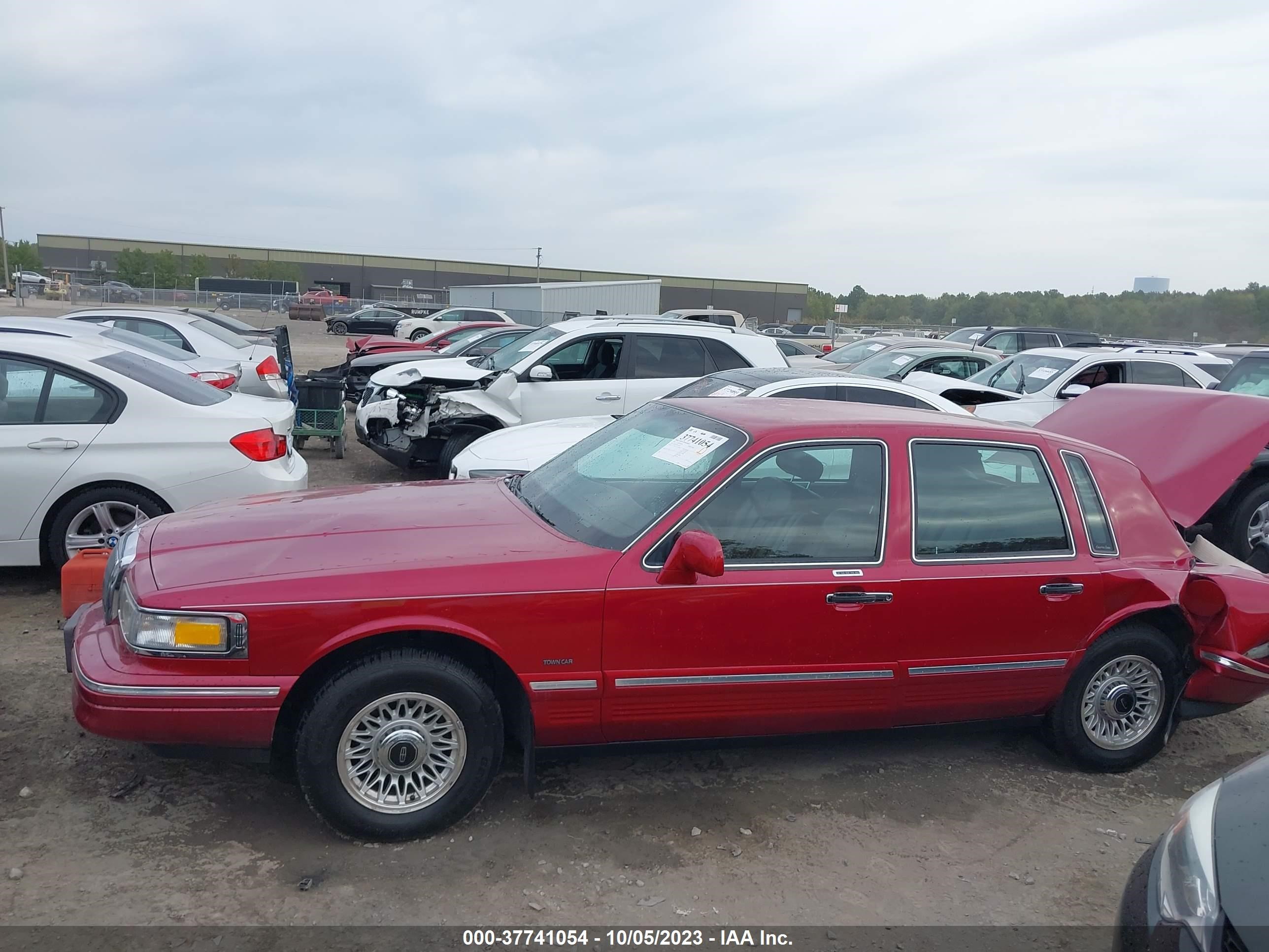 Photo 13 VIN: 1LNLM81W0SY636517 - LINCOLN TOWN CAR 