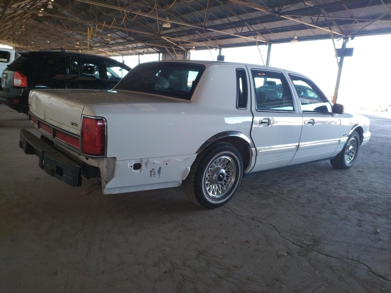 Photo 2 VIN: 1LNLM81W0VY730787 - LINCOLN TOWN CAR 