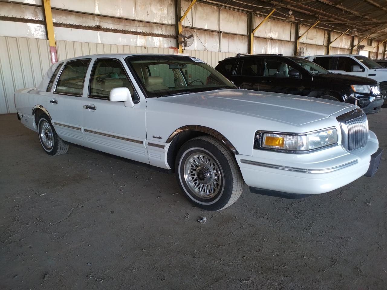 Photo 3 VIN: 1LNLM81W0VY730787 - LINCOLN TOWN CAR 