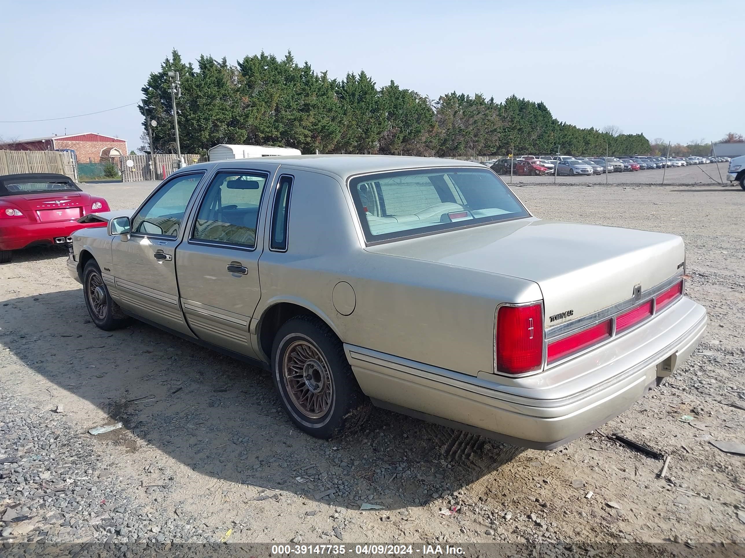 Photo 2 VIN: 1LNLM81W0VY745595 - LINCOLN TOWN CAR 