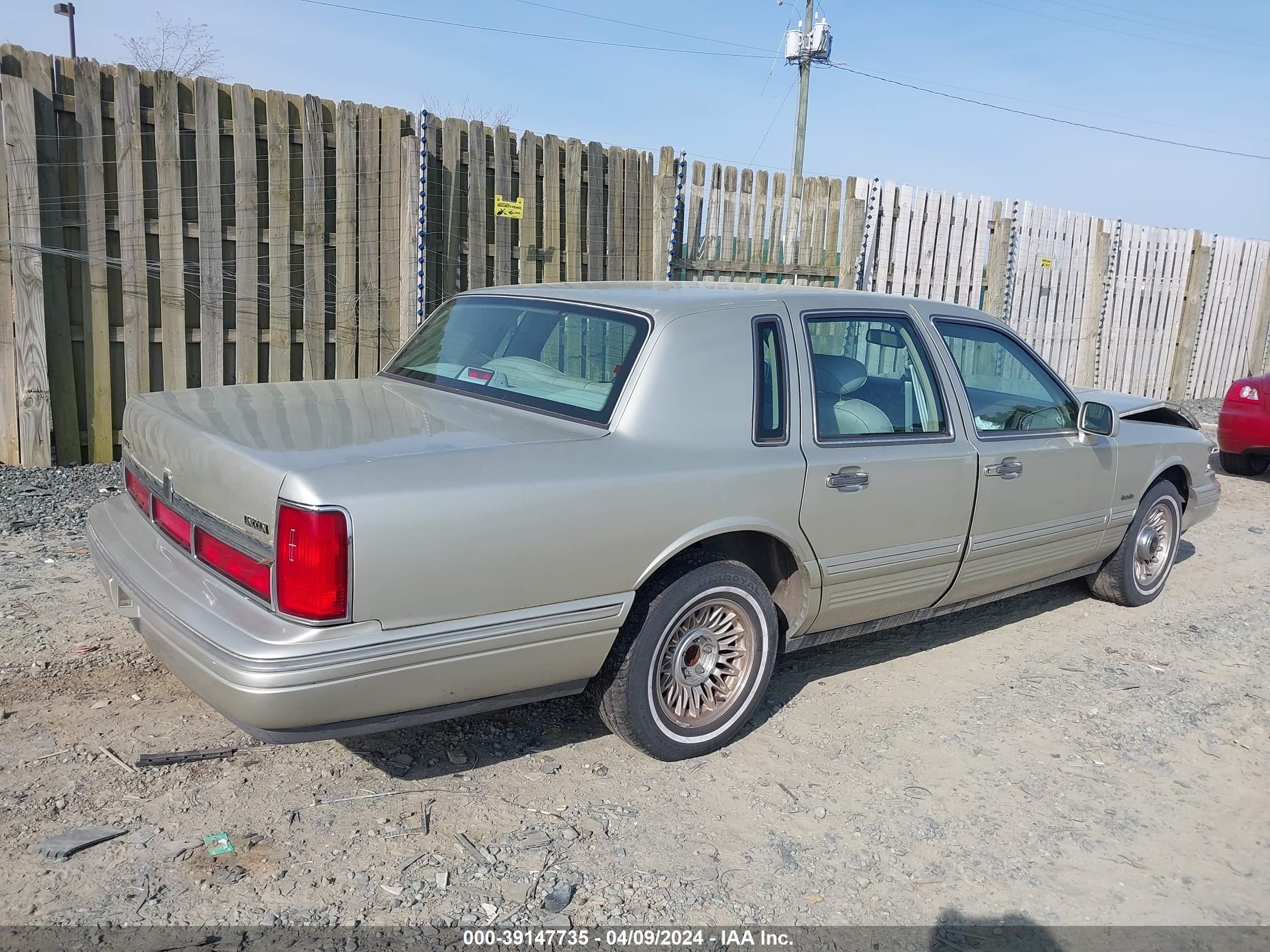 Photo 3 VIN: 1LNLM81W0VY745595 - LINCOLN TOWN CAR 