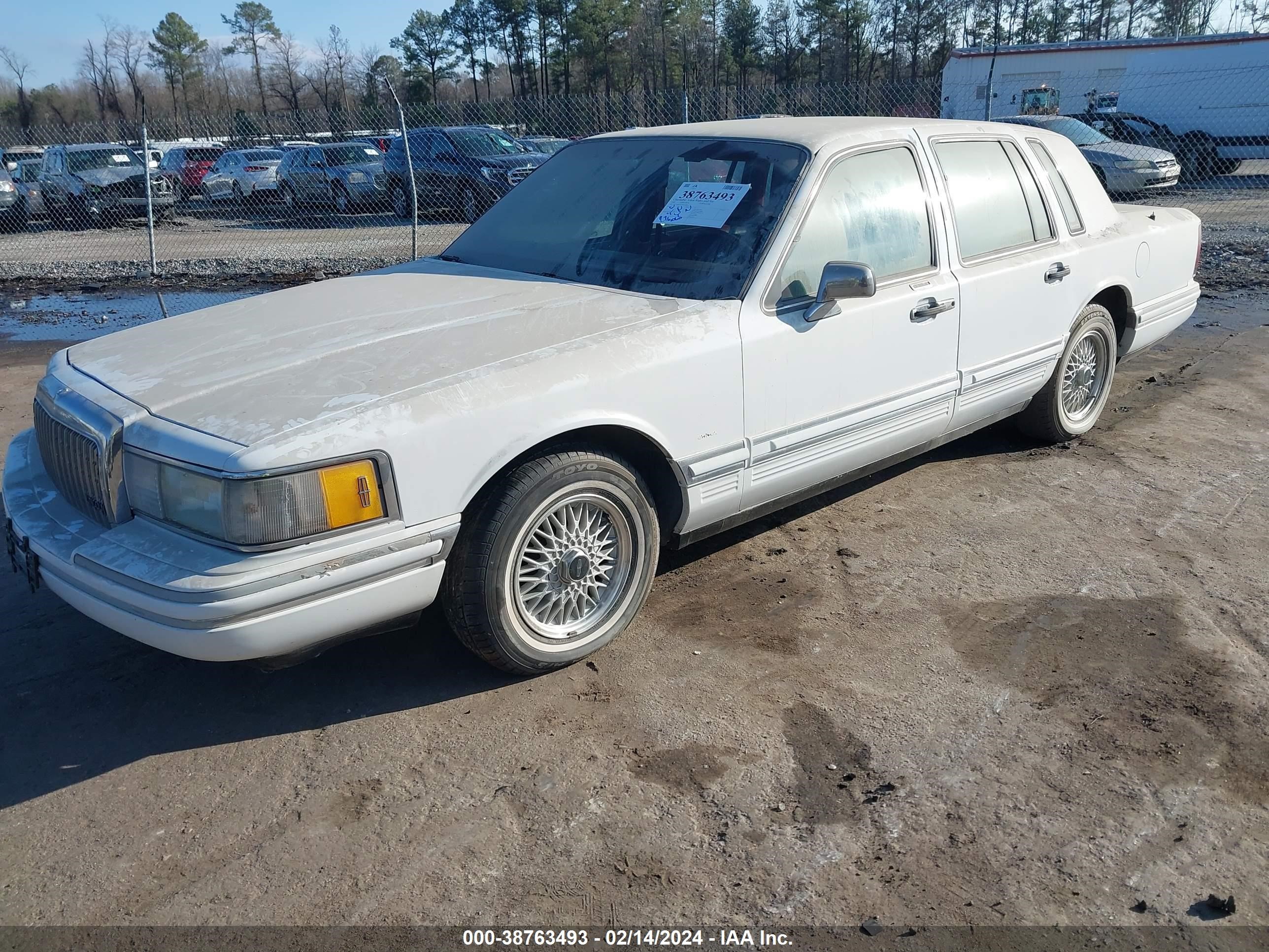 Photo 1 VIN: 1LNLM81W1PY644360 - LINCOLN TOWN CAR 