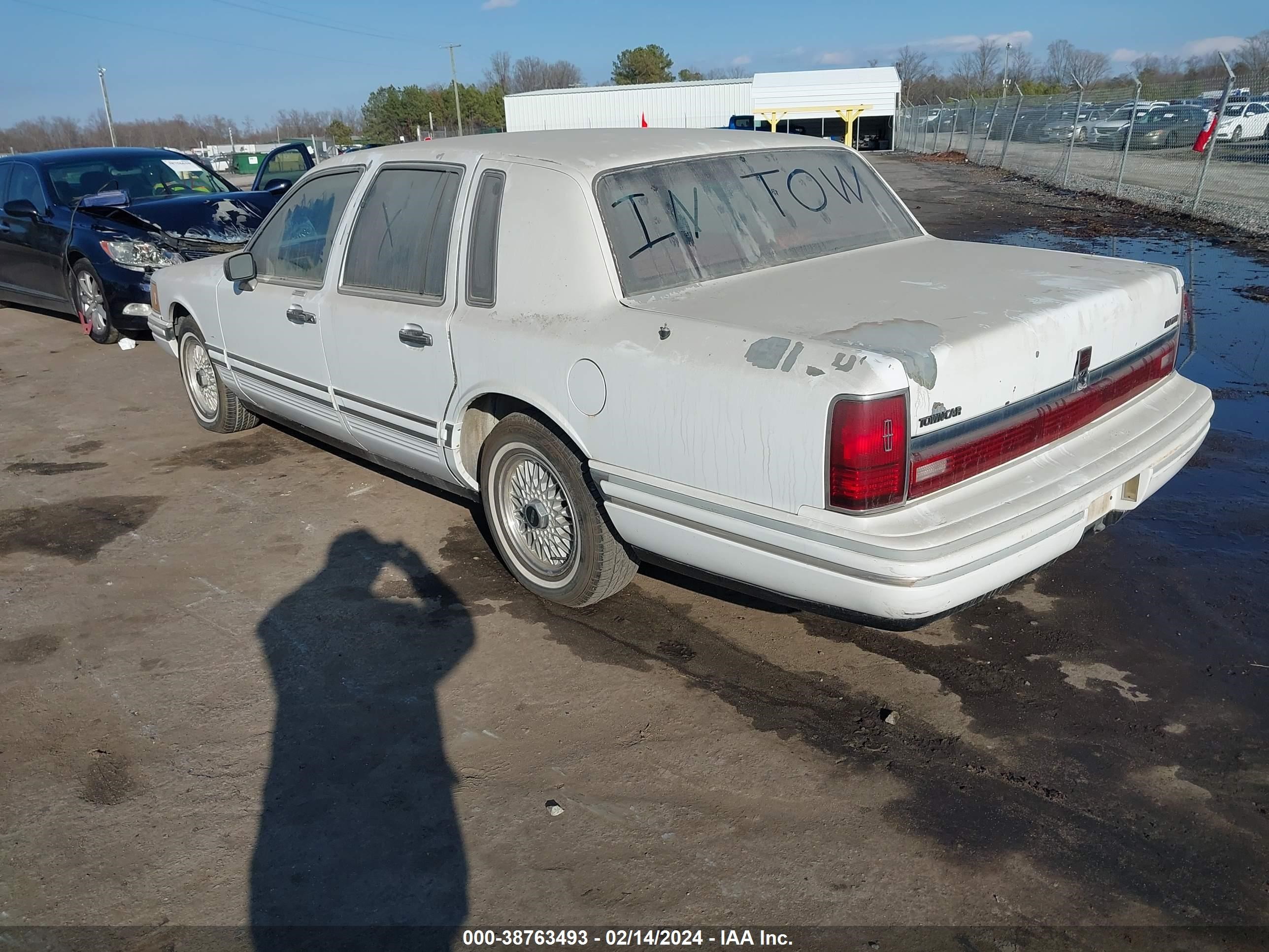 Photo 2 VIN: 1LNLM81W1PY644360 - LINCOLN TOWN CAR 